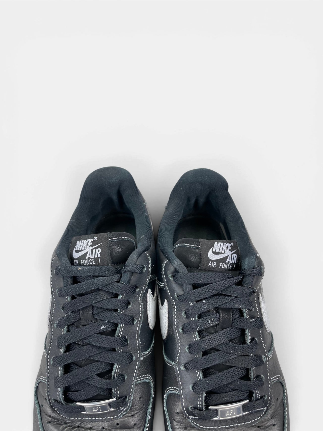 Nike Air Force 1 '07 LV8 Black Grey — buty sportowe męskie w bardzo dobrym stanie rozmiar 42.5, zapiętki butów