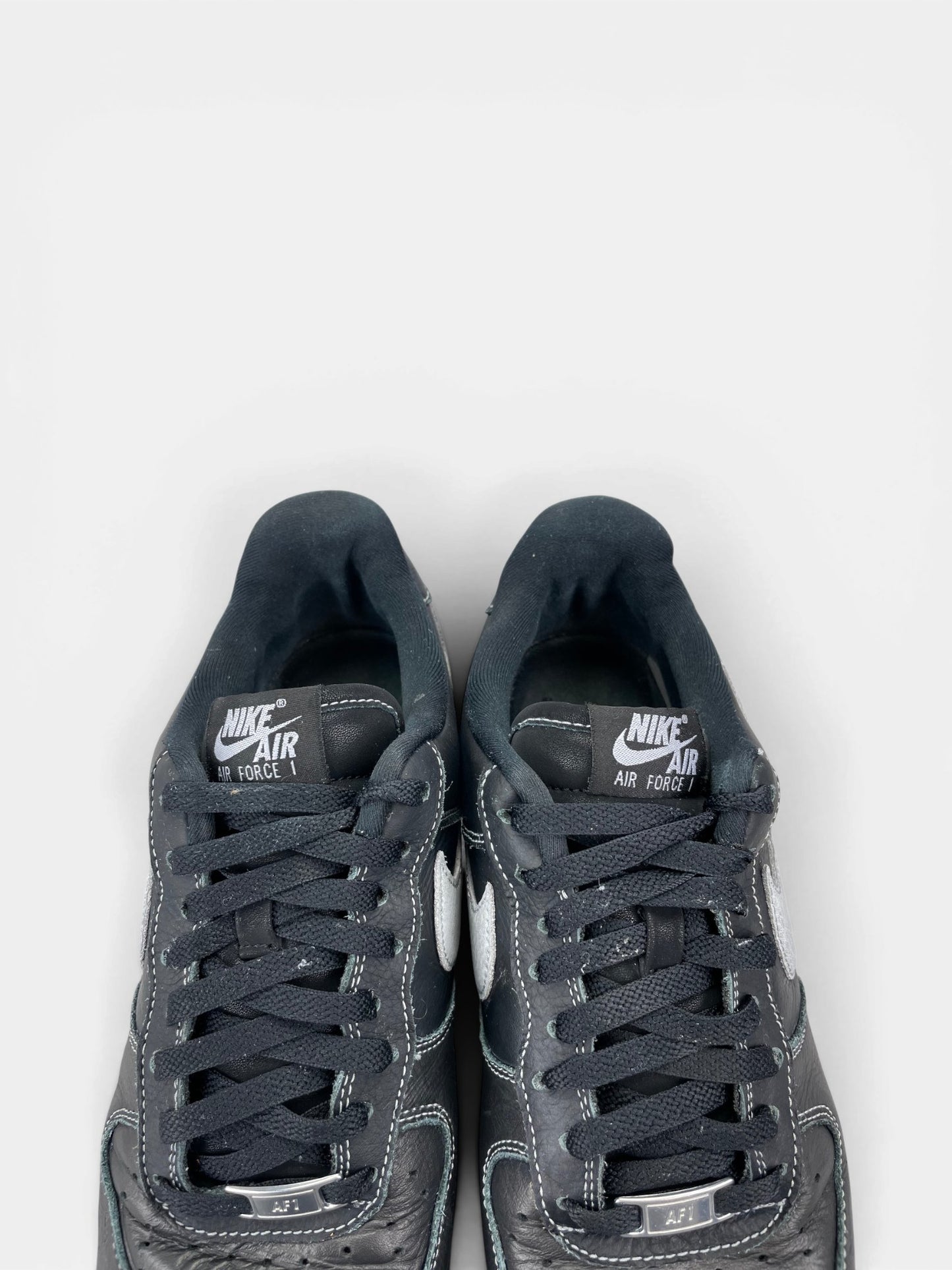 Nike Air Force 1 '07 LV8 Black Grey — buty sportowe męskie w bardzo dobrym stanie rozmiar 42.5, zapiętki butów