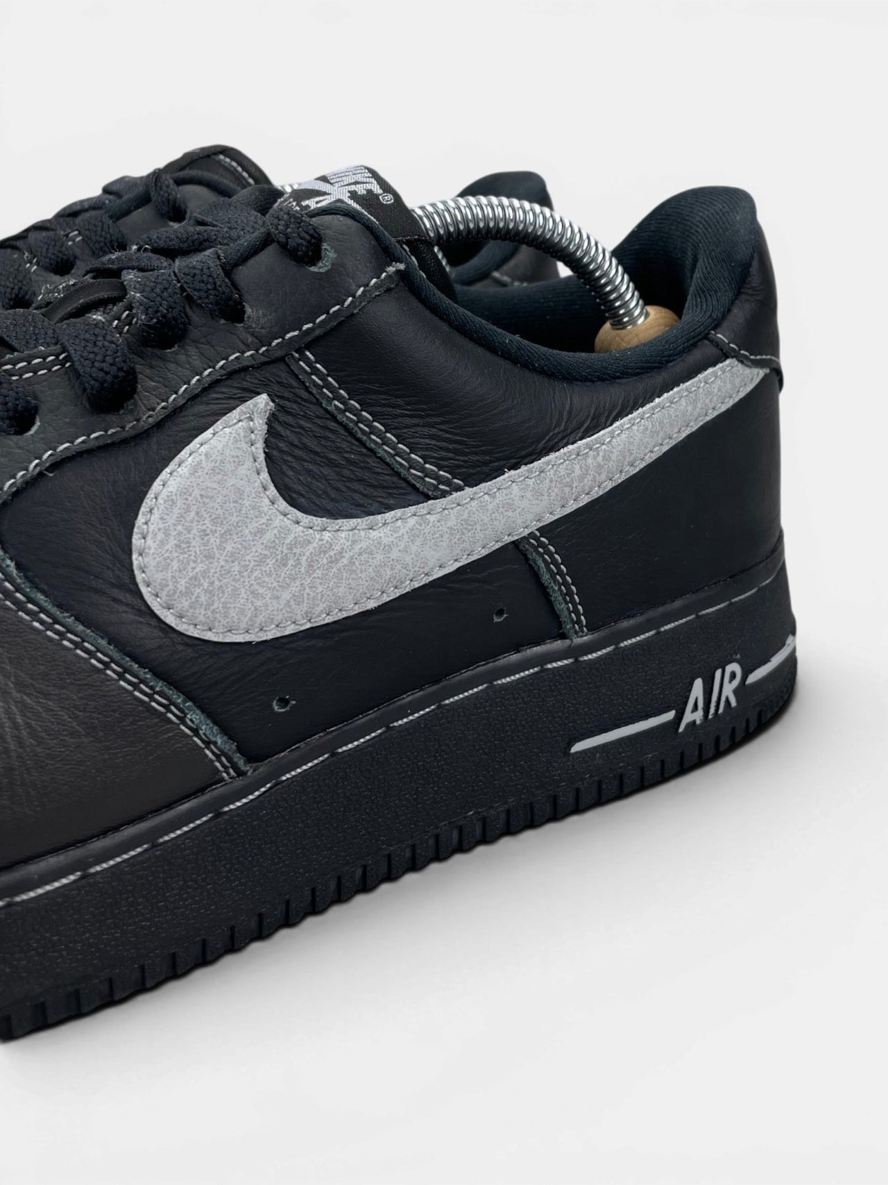 Nike Air Force 1 '07 LV8 Black Grey — buty sportowe męskie w bardzo dobrym stanie rozmiar 42.5, opcjonalne zdjęcie 1