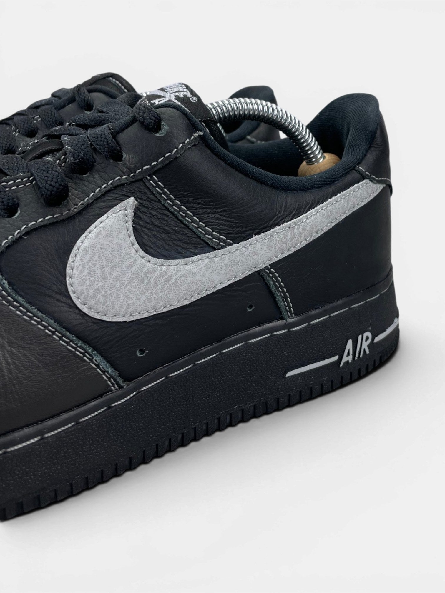 Nike Air Force 1 '07 LV8 Black Grey — buty sportowe męskie w bardzo dobrym stanie rozmiar 42.5, opcjonalne zdjęcie 1