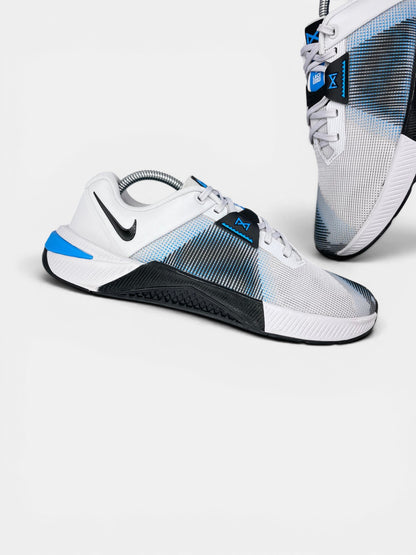 Nike Metcon 10 — buty sportowe męskie w bardzo dobrym stanie rozmiar 42.5, zewnętrzny panel lewego buta