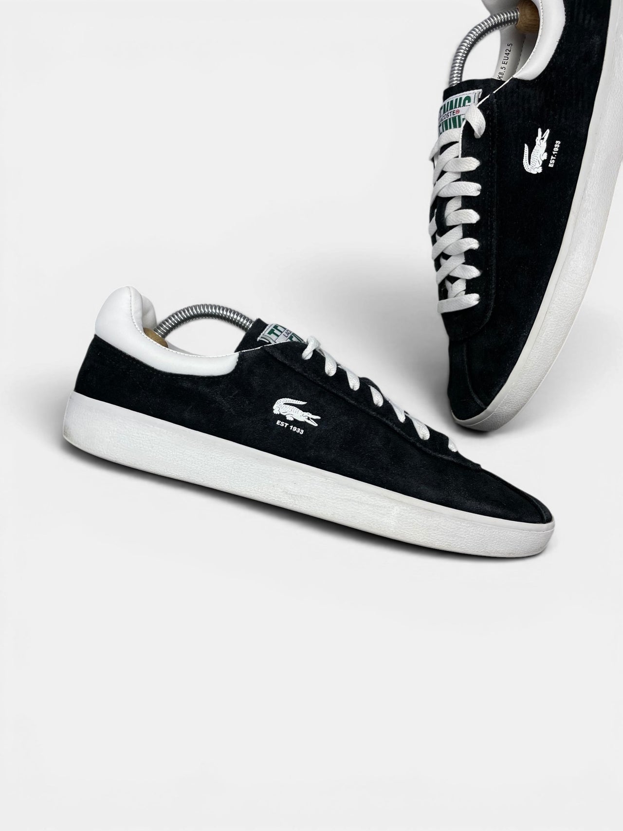 Lacoste BaseShot — buty sportowe męskie w bardzo dobrym stanie rozmiar 42.5, zewnętrzny panel lewego buta