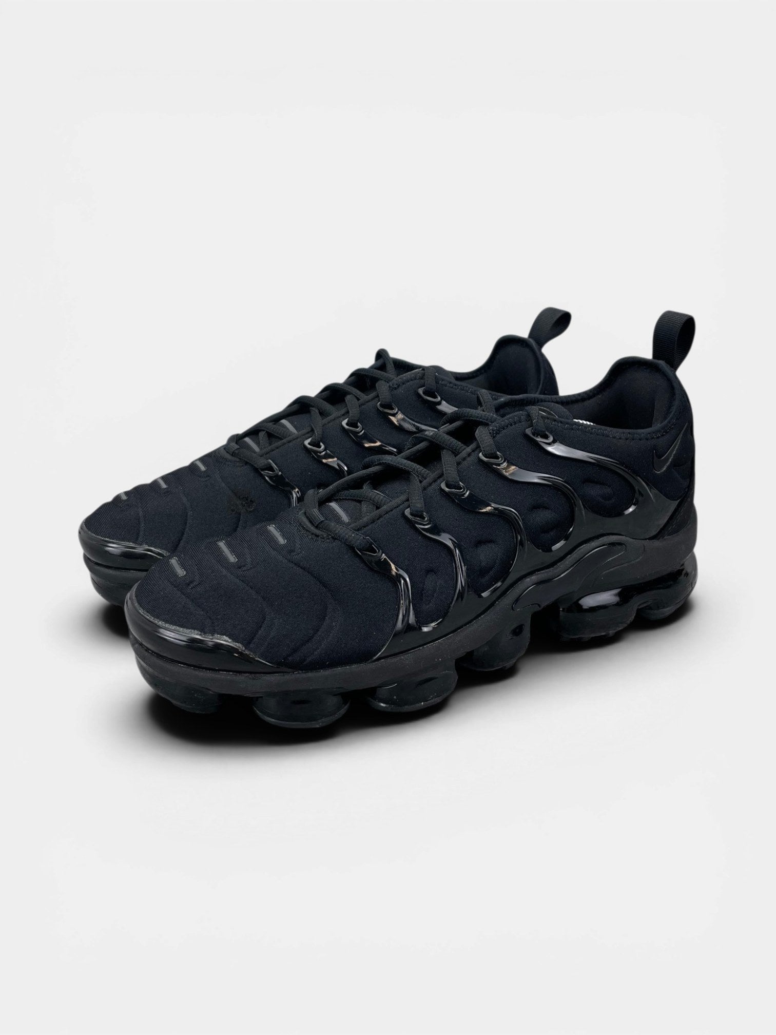 Nike Air VaporMax Plus Triple Black — buty sportowe męskie w bardzo dobrym stanie rozmiar 42.5, widok z boku
