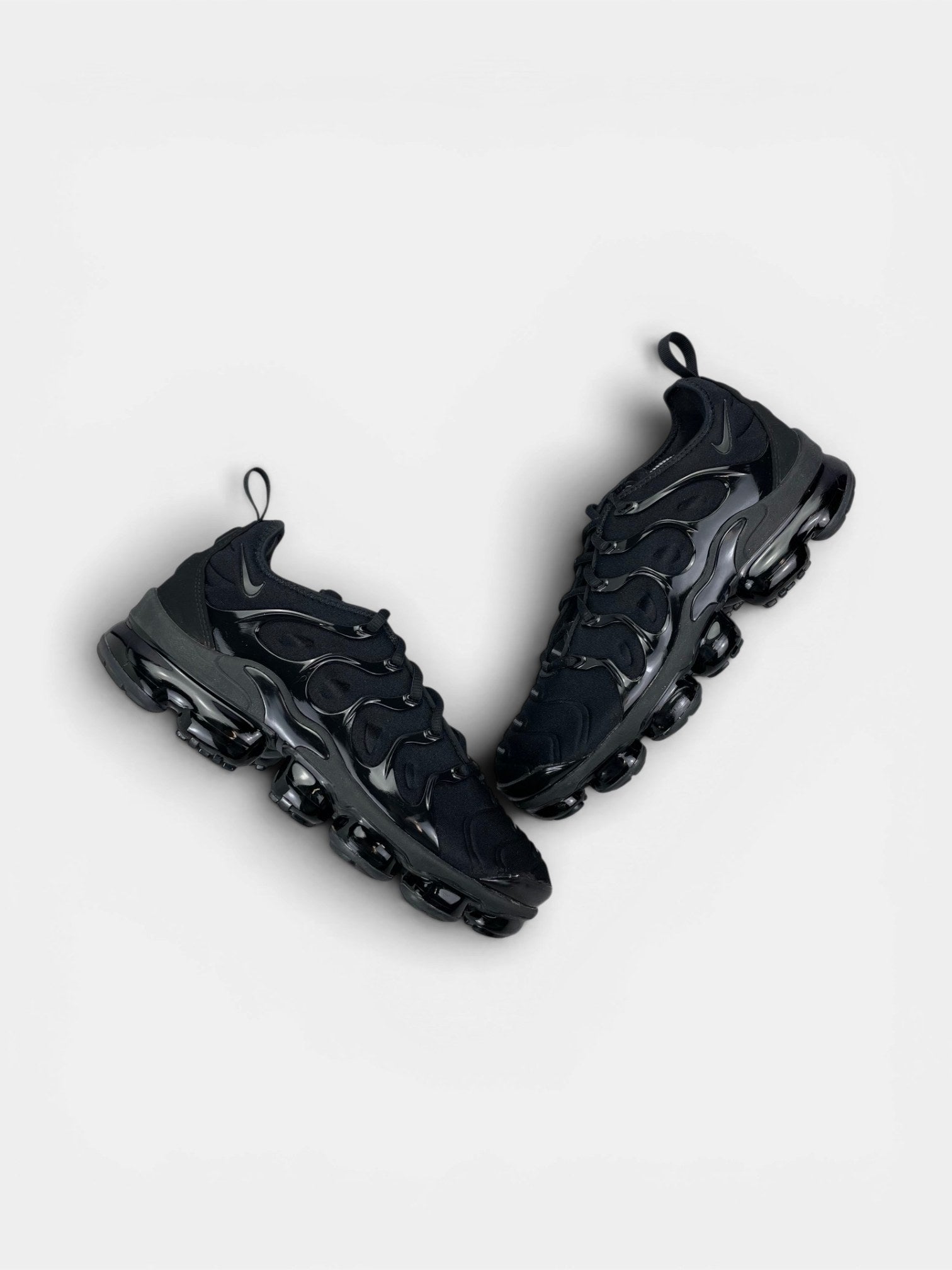 Nike Air VaporMax Plus Triple Black — buty sportowe męskie w bardzo dobrym stanie rozmiar 42.5, widok z góry na zewnętrzną stronę butów