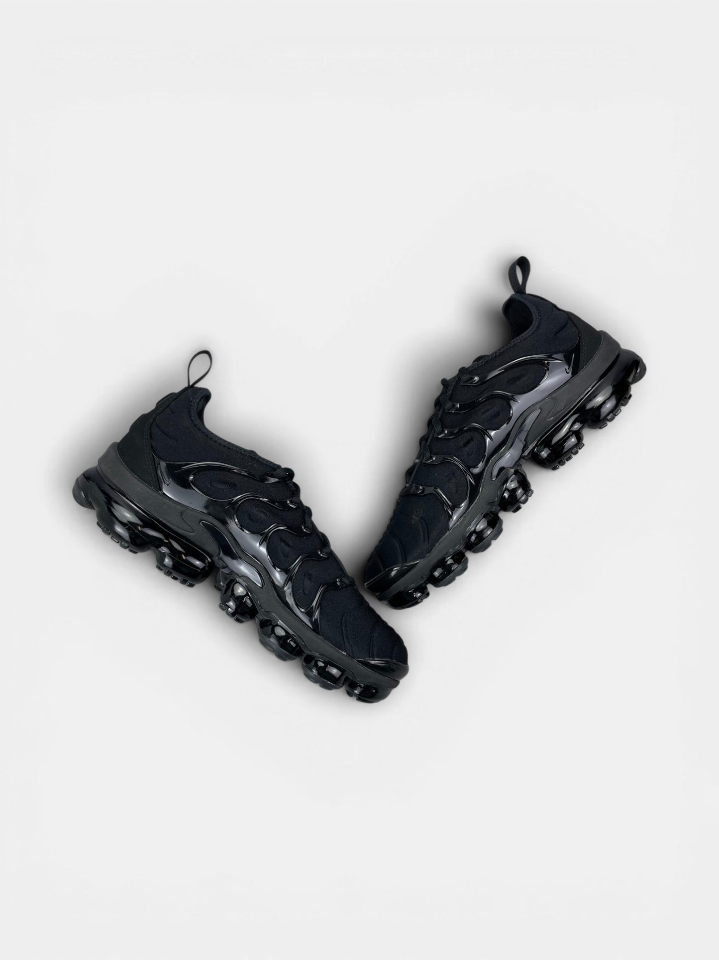 Nike Air VaporMax Plus Triple Black — buty sportowe męskie w bardzo dobrym stanie rozmiar 42.5, zewnętrzny panel prawego buta