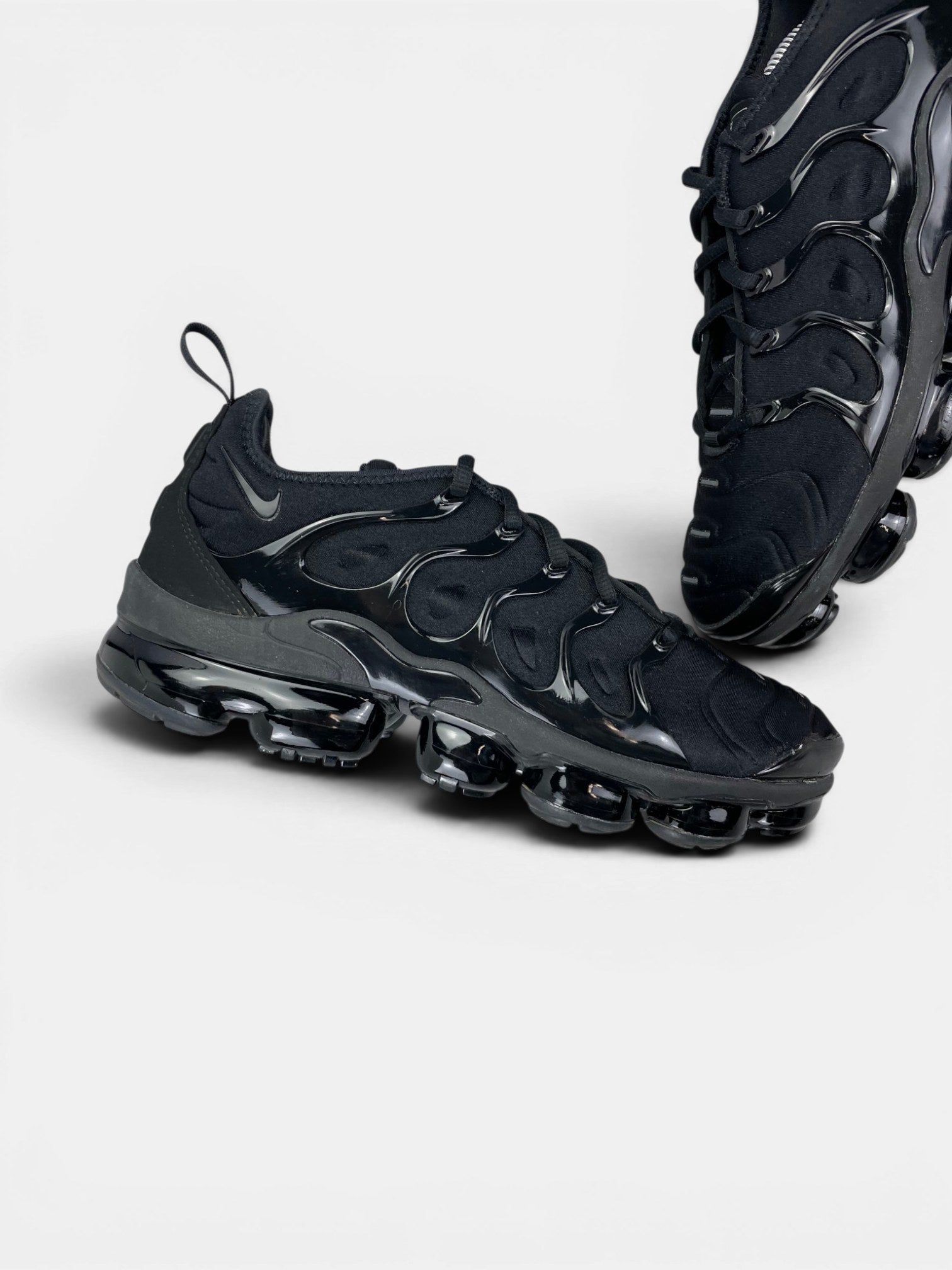 Nike Air VaporMax Plus Triple Black — buty sportowe męskie w bardzo dobrym stanie rozmiar 42.5, zewnętrzny panel lewego buta
