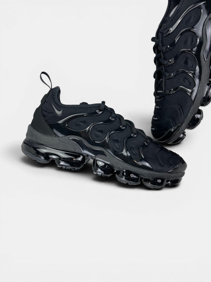 Nike Air VaporMax Plus Triple Black — buty sportowe męskie w bardzo dobrym stanie rozmiar 42.5, zewnętrzny panel lewego buta