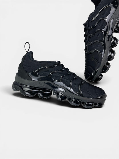 Nike Air VaporMax Plus Triple Black — buty sportowe męskie w bardzo dobrym stanie rozmiar 42.5, wewnętrzny panel lewego buta