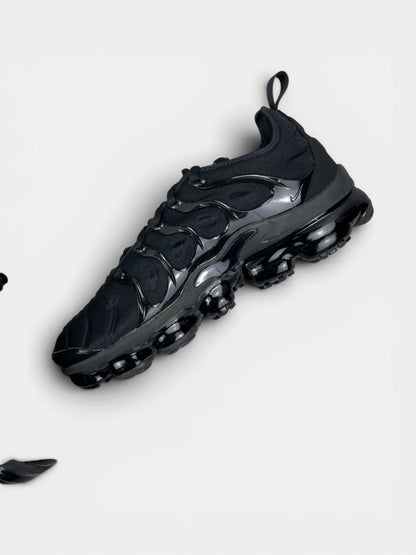 Nike Air VaporMax Plus Triple Black — buty sportowe męskie w bardzo dobrym stanie rozmiar 42.5, wewnętrzny panel prawego buta