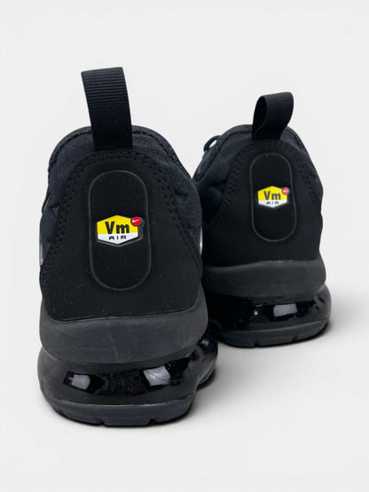 Nike Air VaporMax Plus Triple Black — buty sportowe męskie w bardzo dobrym stanie rozmiar 42.5, widok z tyłu