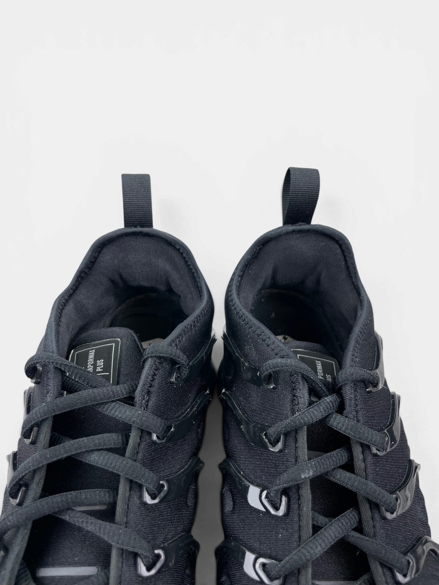 Nike Air VaporMax Plus Triple Black — buty sportowe męskie w bardzo dobrym stanie rozmiar 42.5, zapiętki butów