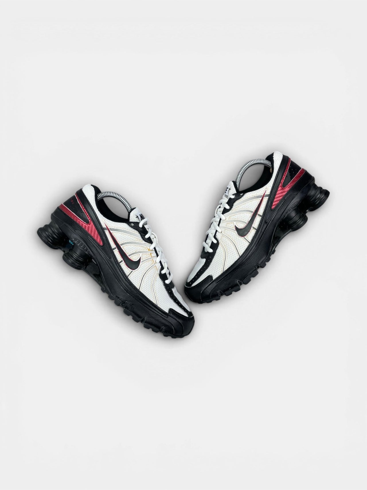 Nike Shox Turbo VII — buty sportowe męskie w bardzo dobrym stanie rozmiar 40.5, widok z góry na zewnętrzną stronę butów