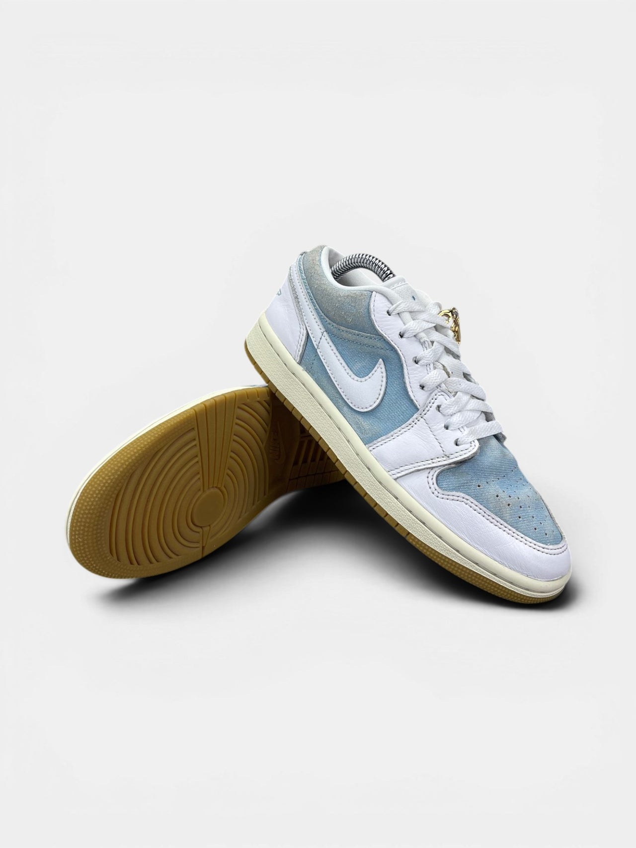 Nike Air Jordan 1 Low Denim Worn Blue — buty sportowe damskie w bardzo dobrym stanie rozmiar 36.5, boczny profil
