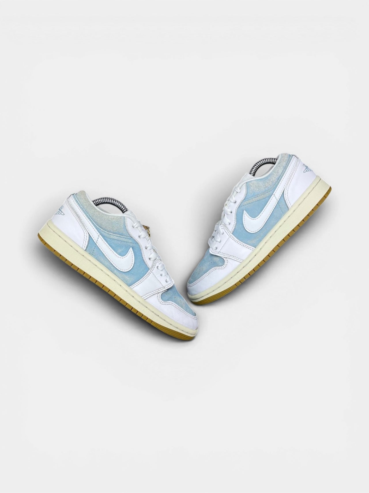 Nike Air Jordan 1 Low Denim Worn Blue — buty sportowe damskie w bardzo dobrym stanie rozmiar 36.5, widok z góry na zewnętrzną stronę butów