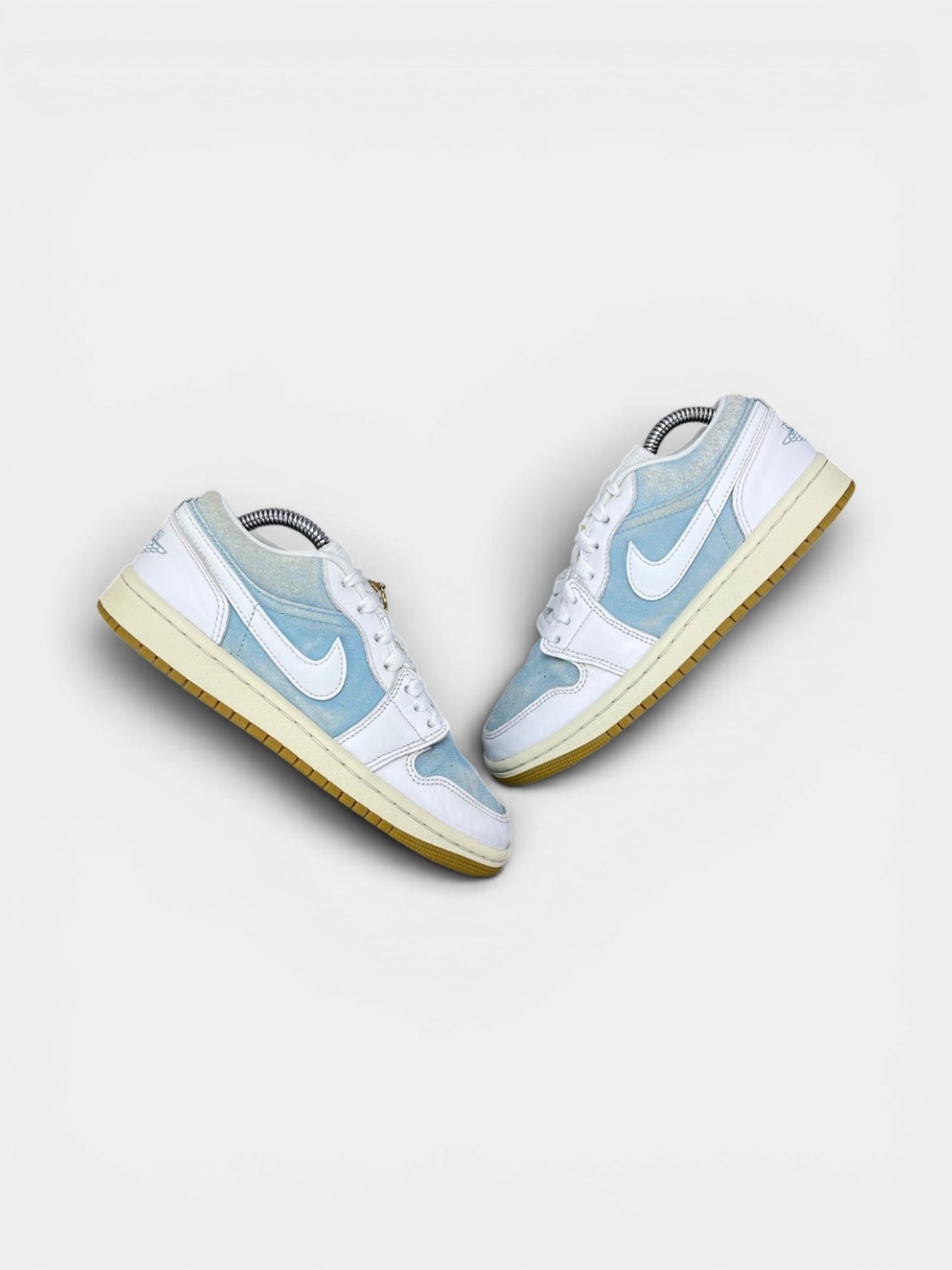 Nike Air Jordan 1 Low Denim Worn Blue — buty sportowe damskie w bardzo dobrym stanie rozmiar 36.5, widok z góry na zewnętrzną stronę butów
