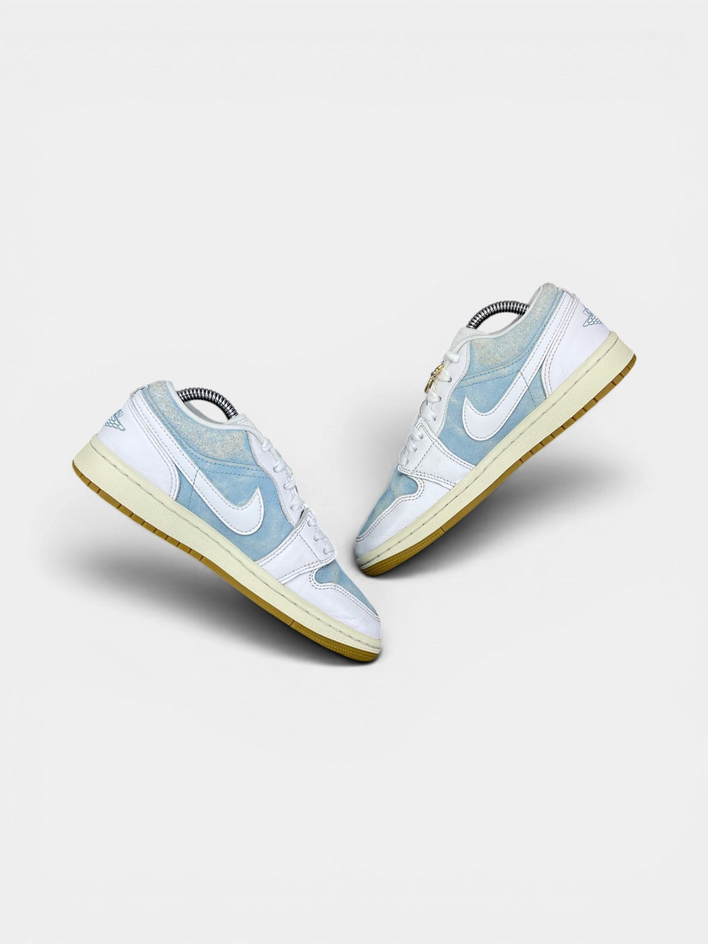 Nike Air Jordan 1 Low Denim Worn Blue — buty sportowe damskie w bardzo dobrym stanie rozmiar 36.5, zewnętrzny panel prawego buta