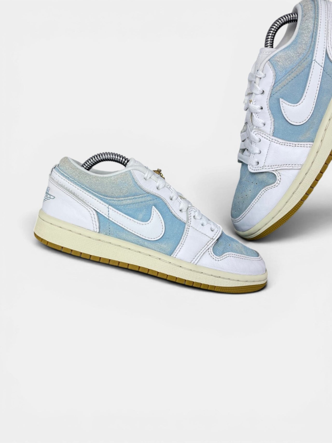 Nike Air Jordan 1 Low Denim Worn Blue — buty sportowe damskie w bardzo dobrym stanie rozmiar 36.5, zewnętrzny panel lewego buta