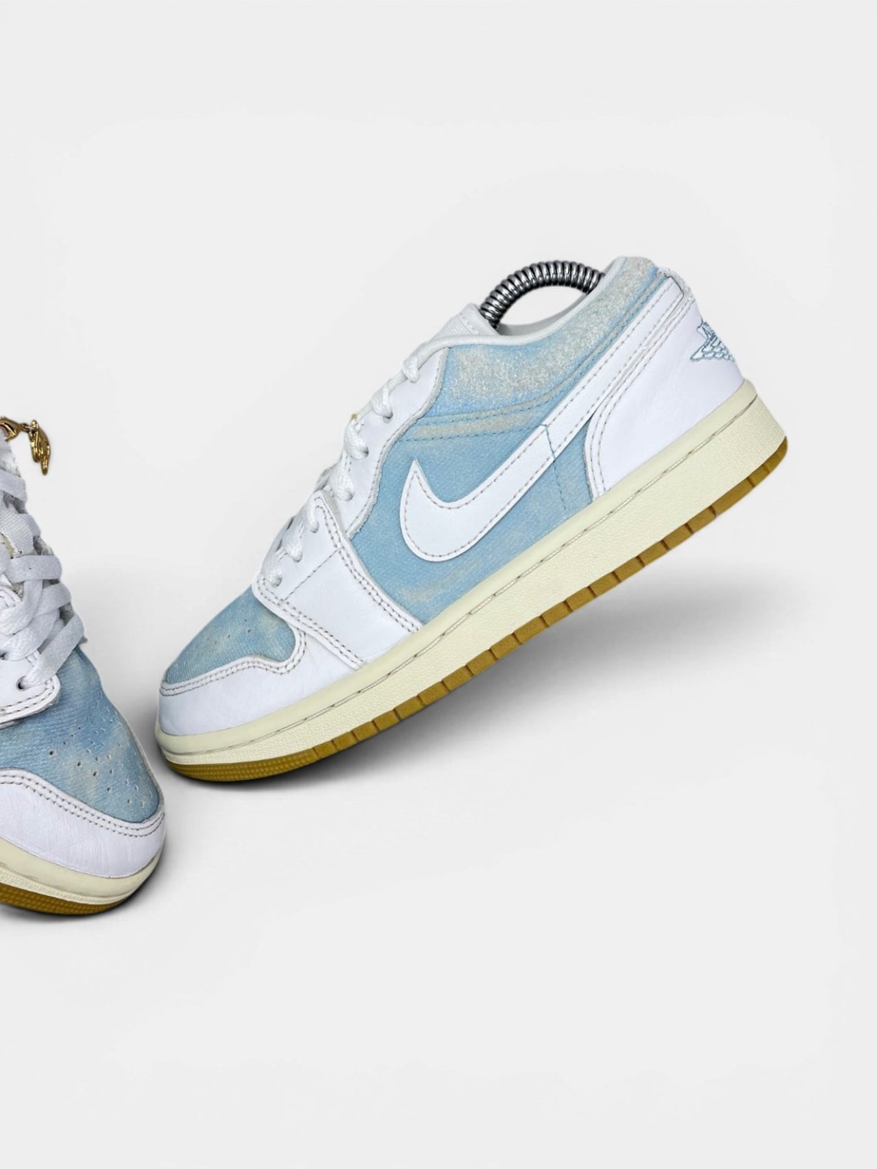 Nike Air Jordan 1 Low Denim Worn Blue — buty sportowe damskie w bardzo dobrym stanie rozmiar 36.5, widok z góry na wewnętrzną stronę butów