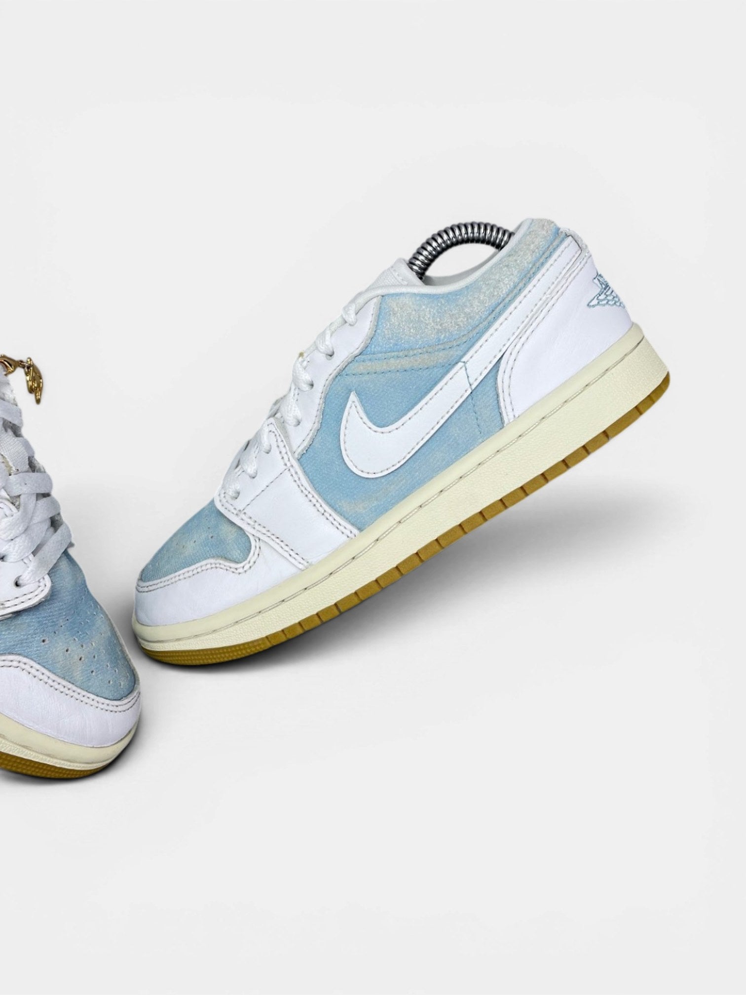 Nike Air Jordan 1 Low Denim Worn Blue — buty sportowe damskie w bardzo dobrym stanie rozmiar 36.5, widok z góry na wewnętrzną stronę butów
