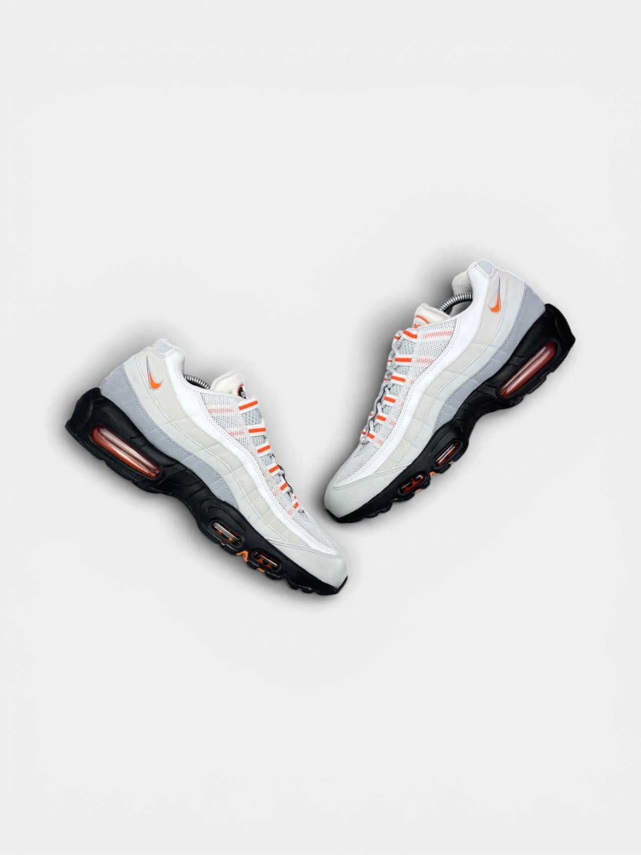 Nike Air Max 95 Wolf Grey Safety Orange (Pure Platinum) — buty sportowe męskie w bardzo dobrym stanie rozmiar 44, widok z góry na zewnętrzną stronę butów