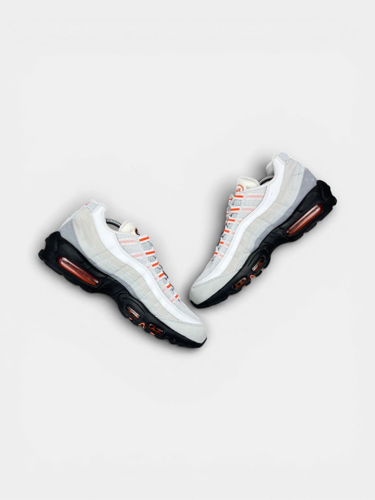Nike Air Max 95 Wolf Grey Safety Orange (Pure Platinum) — buty sportowe męskie w bardzo dobrym stanie rozmiar 44, zewnętrzny panel prawego buta