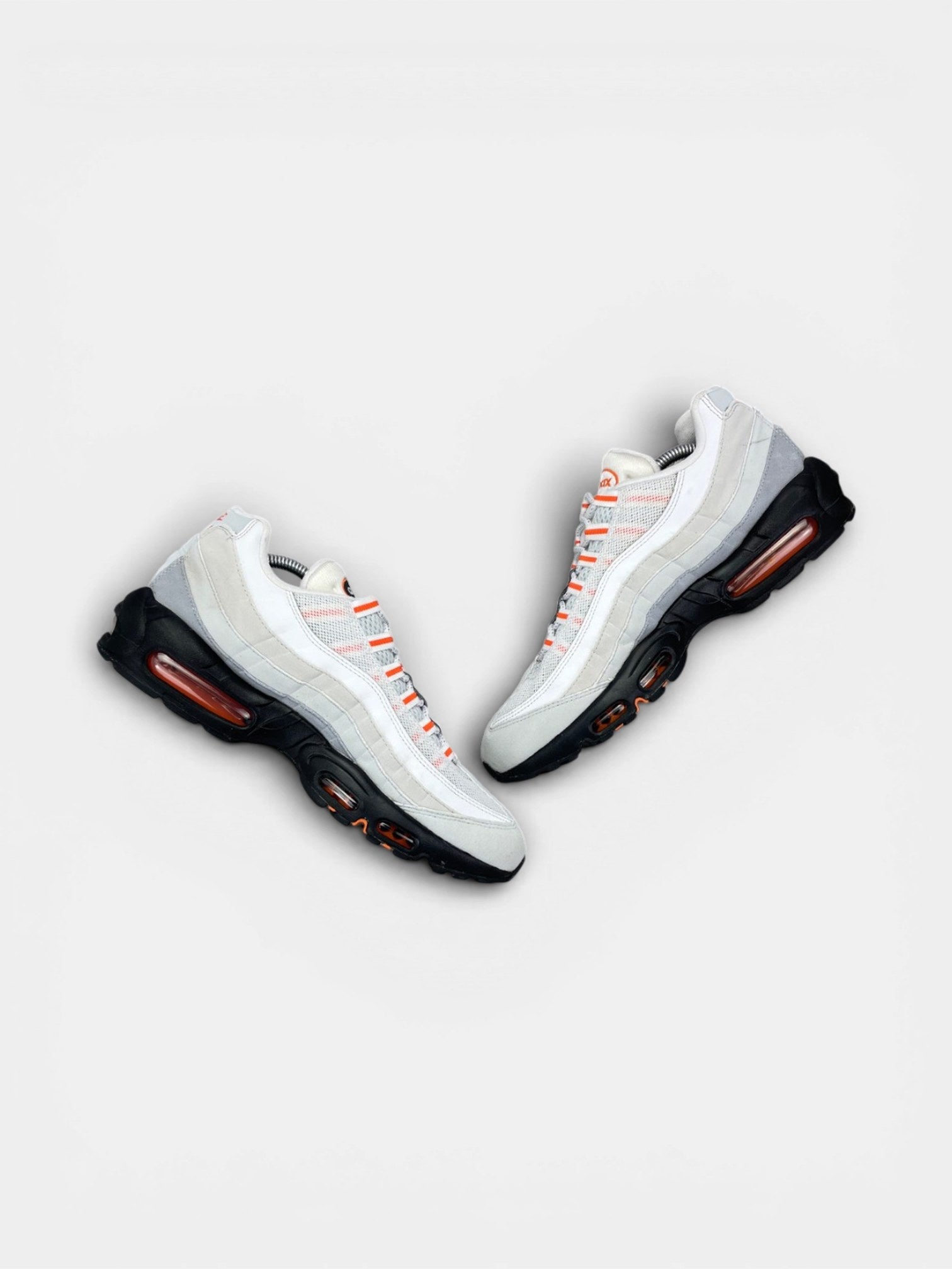 Nike Air Max 95 Wolf Grey Safety Orange (Pure Platinum) — buty sportowe męskie w bardzo dobrym stanie rozmiar 44, zewnętrzny panel prawego buta
