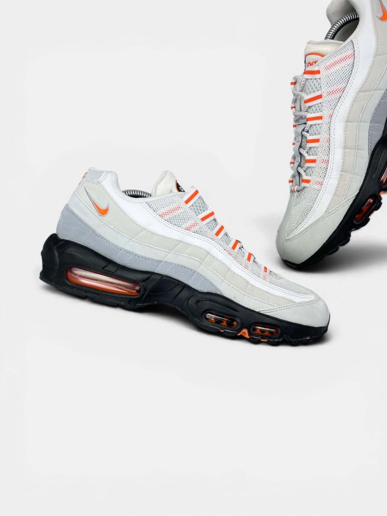 Nike Air Max 95 Wolf Grey Safety Orange (Pure Platinum) — buty sportowe męskie w bardzo dobrym stanie rozmiar 44, zewnętrzny panel lewego buta