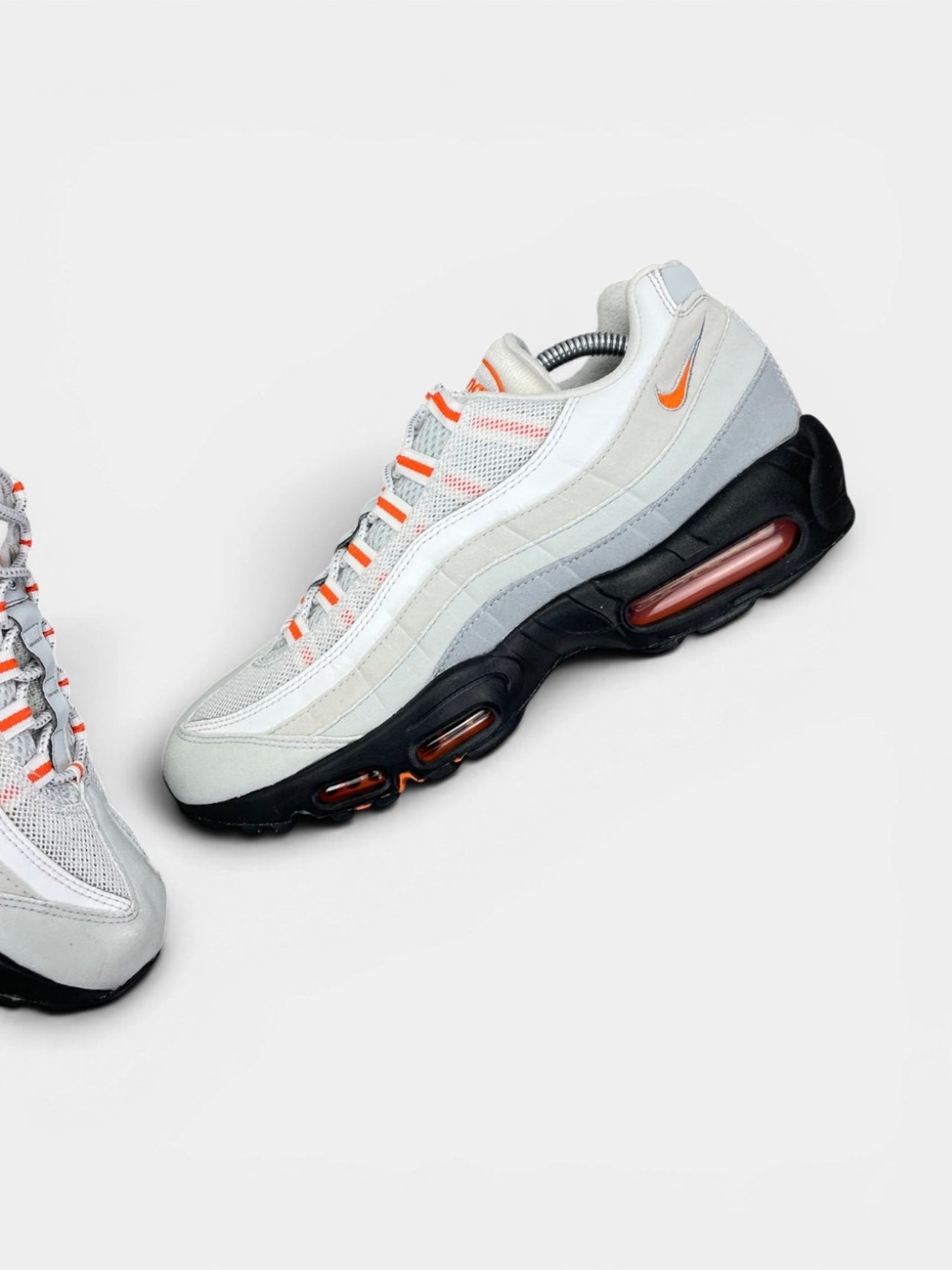 Nike Air Max 95 Wolf Grey Safety Orange (Pure Platinum) — buty sportowe męskie w bardzo dobrym stanie rozmiar 44, widok z góry na wewnętrzną stronę butów
