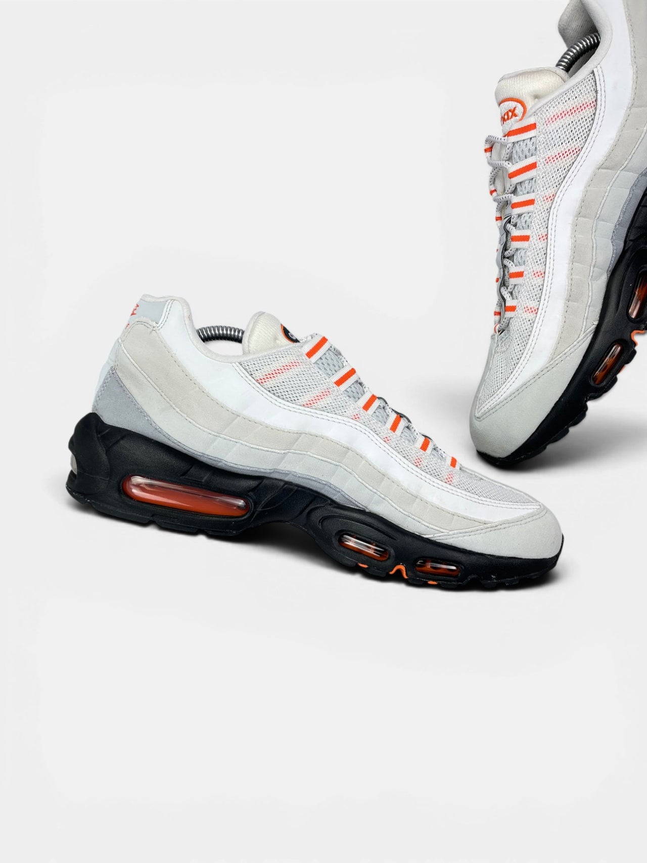 Nike Air Max 95 Wolf Grey Safety Orange (Pure Platinum) — buty sportowe męskie w bardzo dobrym stanie rozmiar 44, wewnętrzny panel lewego buta