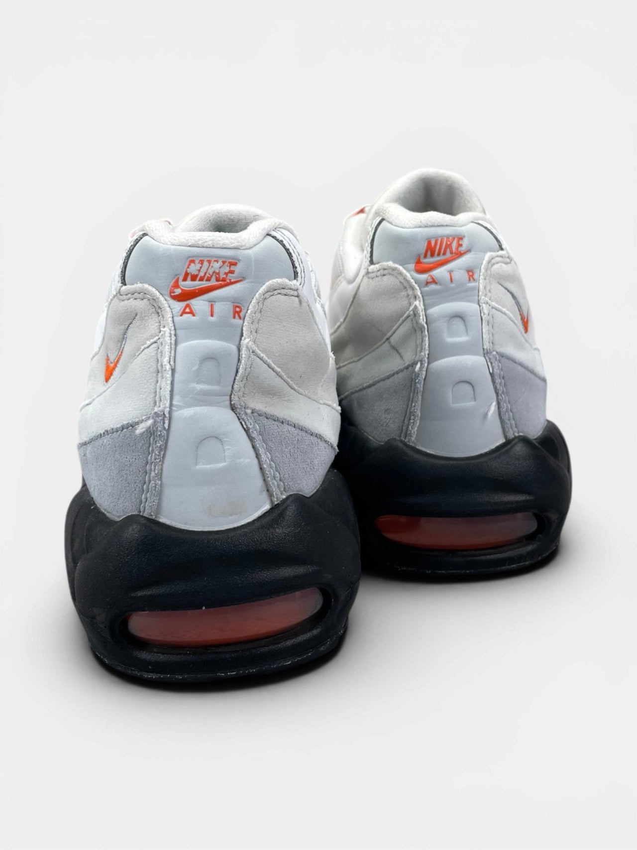 Nike Air Max 95 Wolf Grey Safety Orange (Pure Platinum) — buty sportowe męskie w bardzo dobrym stanie rozmiar 44, widok z tyłu