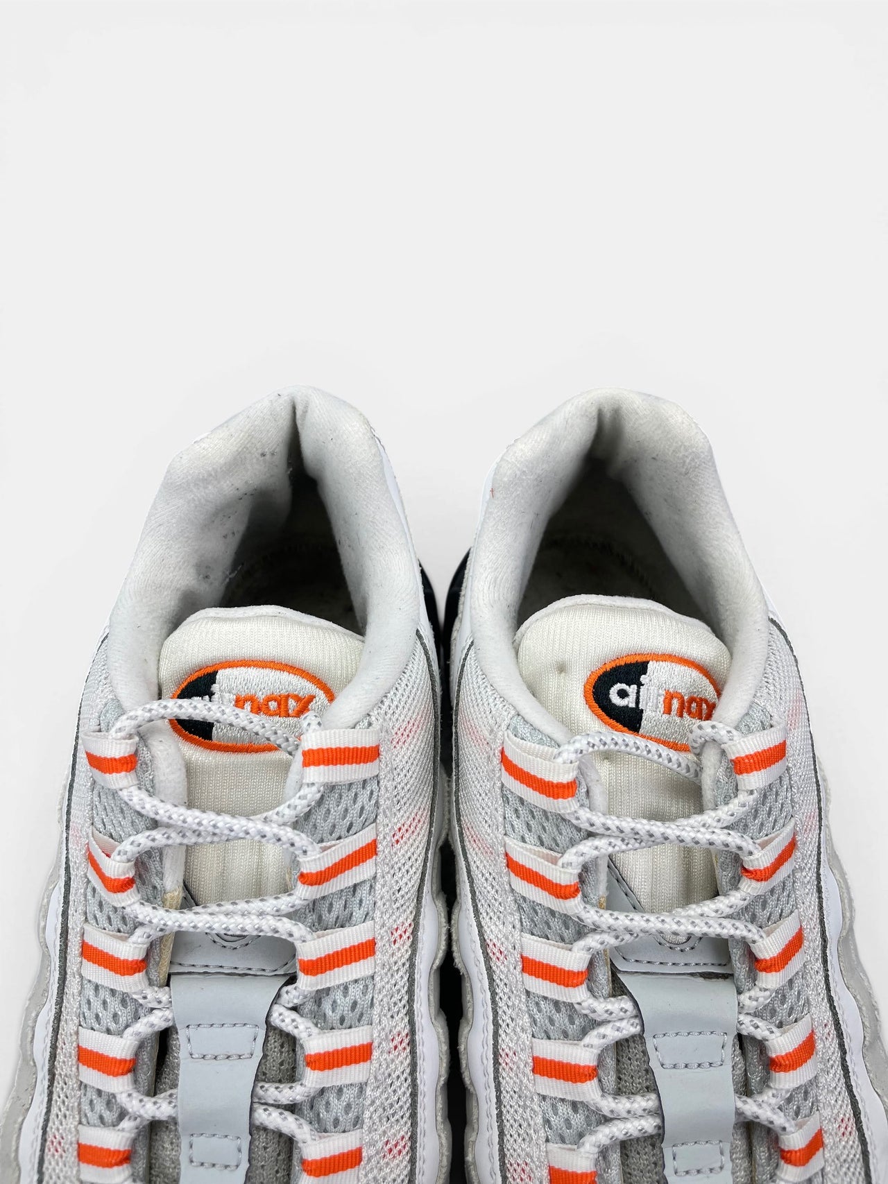 Nike Air Max 95 Wolf Grey Safety Orange (Pure Platinum) — buty sportowe męskie w bardzo dobrym stanie rozmiar 44, zapiętki butów