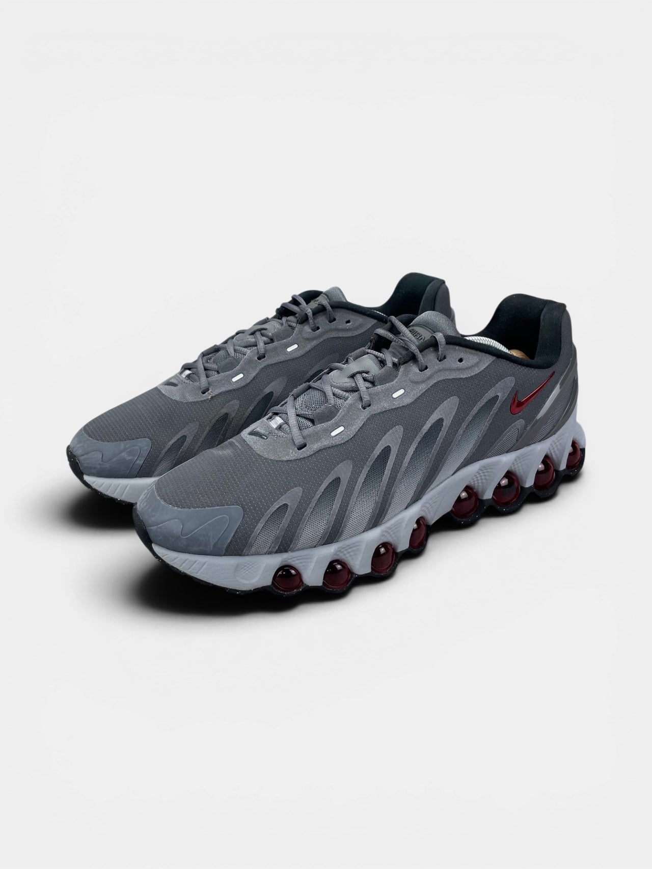 Nike Air Max DN8 “Iron Grey / Bright Crimson” DN8 Grey Crimson — buty sportowe męskie w bardzo dobrym stanie rozmiar 45.5, widok z boku