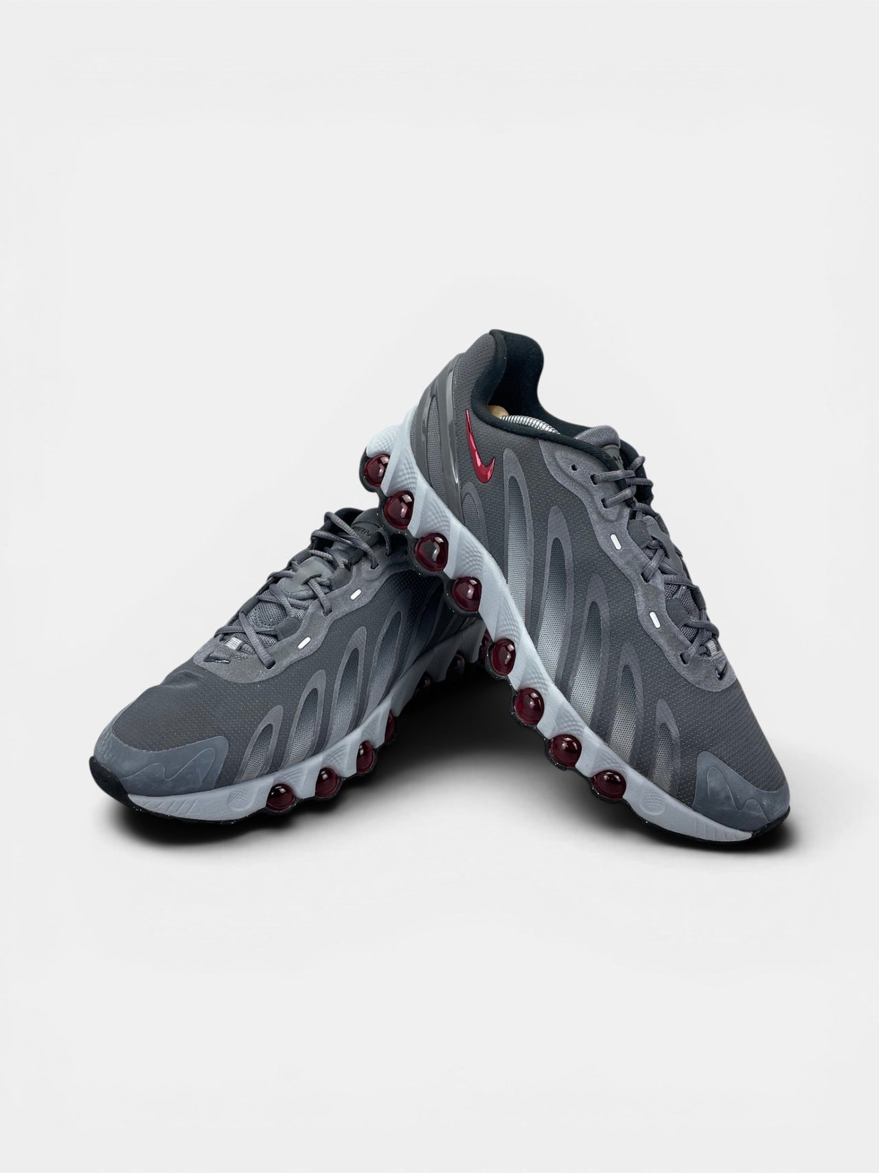 Nike Air Max DN8 “Iron Grey / Bright Crimson” DN8 Grey Crimson — buty sportowe męskie w bardzo dobrym stanie rozmiar 45.5, boczny profil