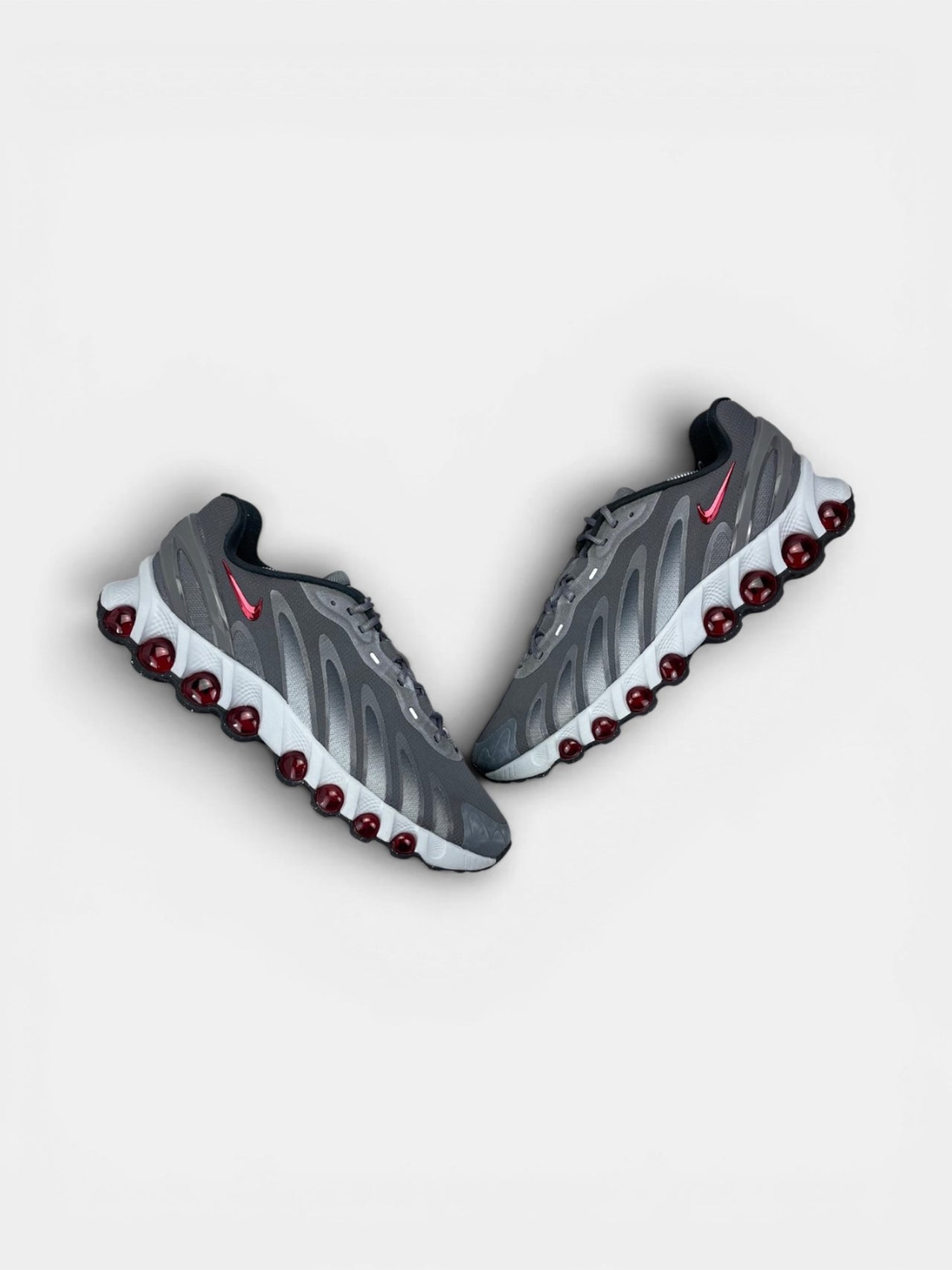 Nike Air Max DN8 “Iron Grey / Bright Crimson” DN8 Grey Crimson — buty sportowe męskie w bardzo dobrym stanie rozmiar 45.5, widok z góry na zewnętrzną stronę butów