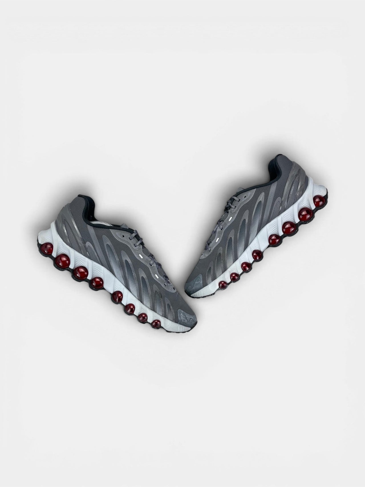Nike Air Max DN8 “Iron Grey / Bright Crimson” DN8 Grey Crimson — buty sportowe męskie w bardzo dobrym stanie rozmiar 45.5, zewnętrzny panel prawego buta