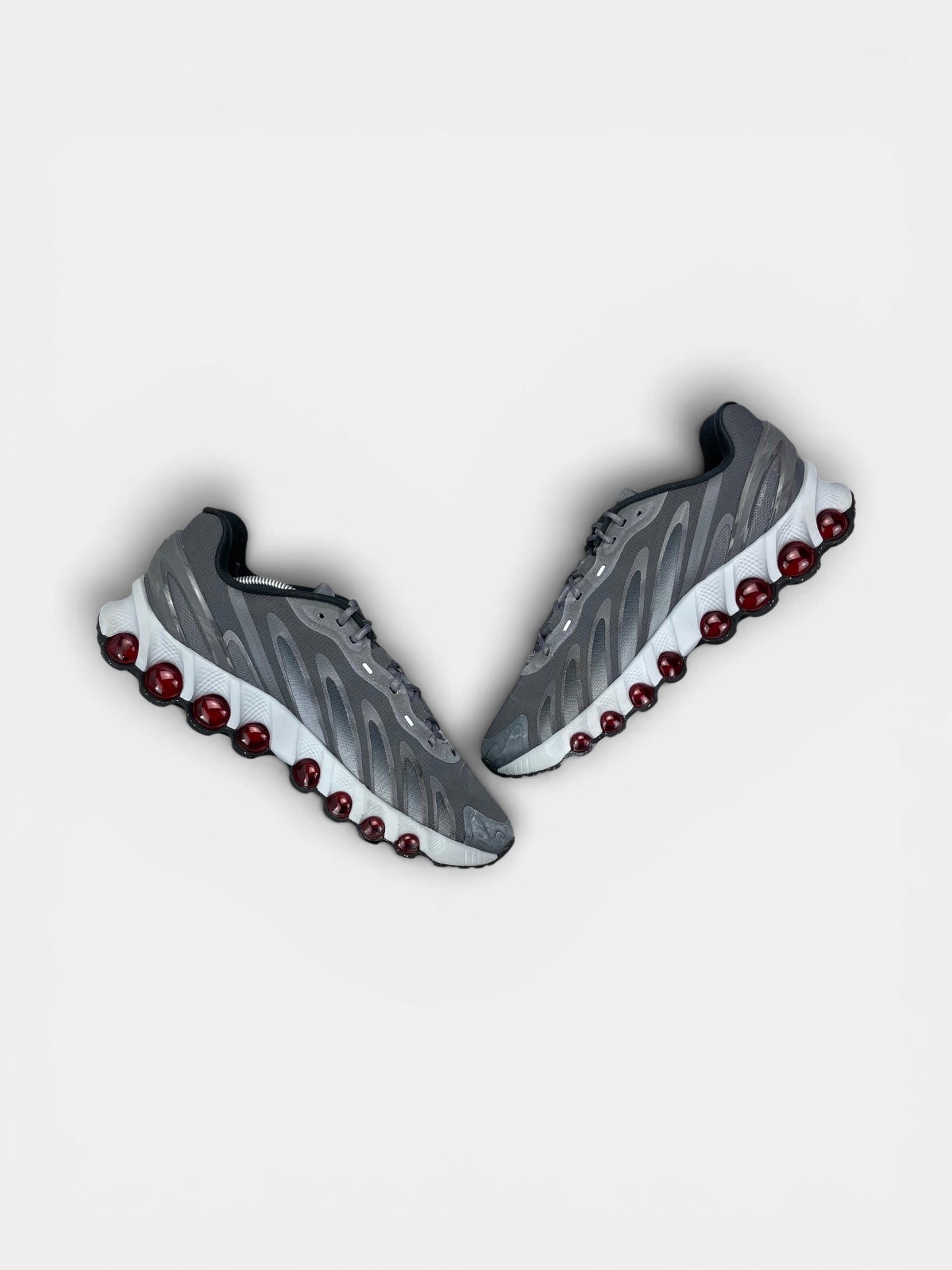Nike Air Max DN8 “Iron Grey / Bright Crimson” DN8 Grey Crimson — buty sportowe męskie w bardzo dobrym stanie rozmiar 45.5, zewnętrzny panel prawego buta