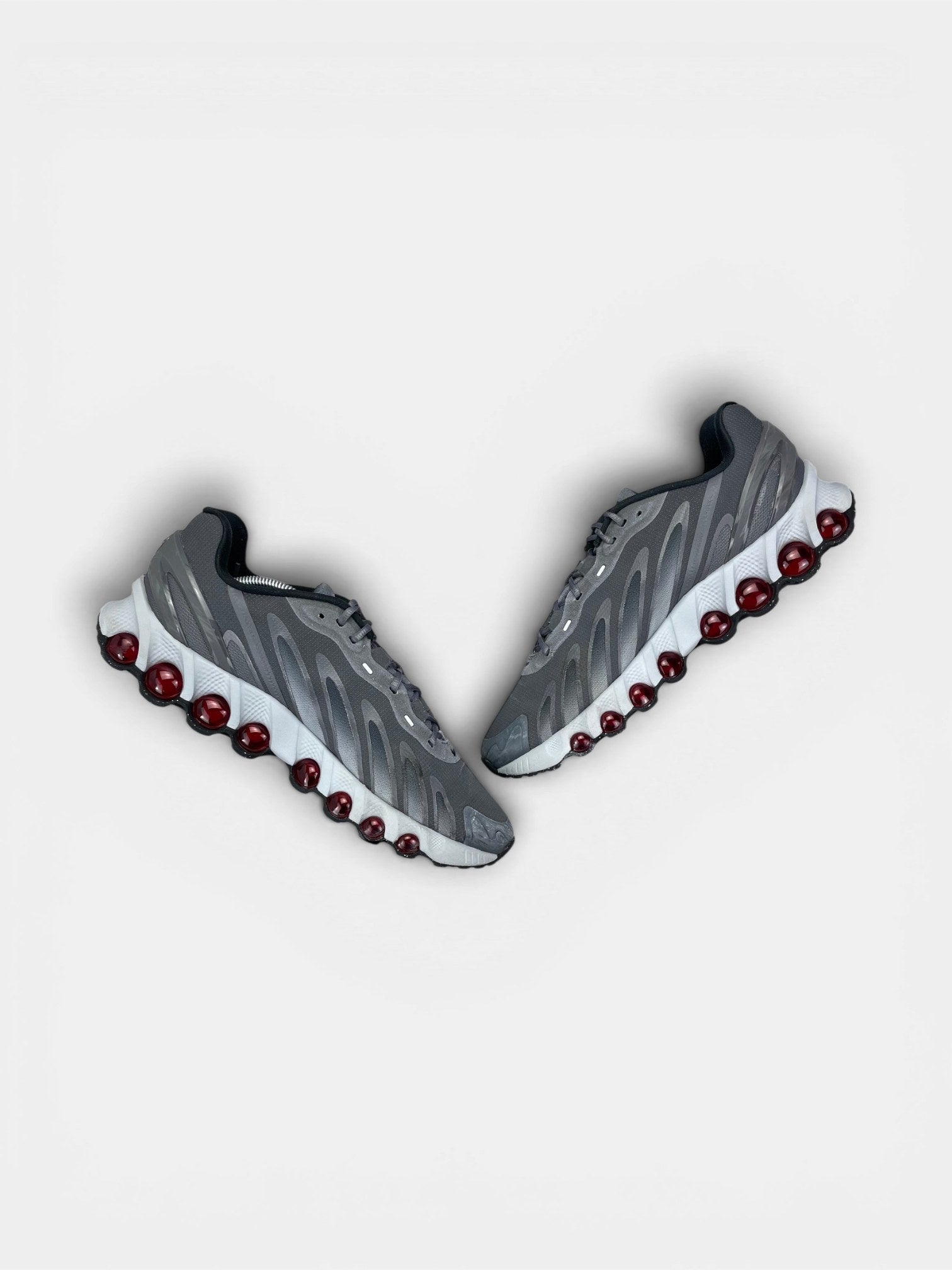 Nike Air Max DN8 “Iron Grey / Bright Crimson” DN8 Grey Crimson — buty sportowe męskie w bardzo dobrym stanie rozmiar 45.5, zewnętrzny panel prawego buta