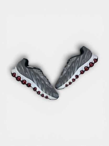 Nike Air Max DN8 “Iron Grey / Bright Crimson” DN8 Grey Crimson — buty sportowe męskie w bardzo dobrym stanie rozmiar 45.5, zewnętrzny panel prawego buta