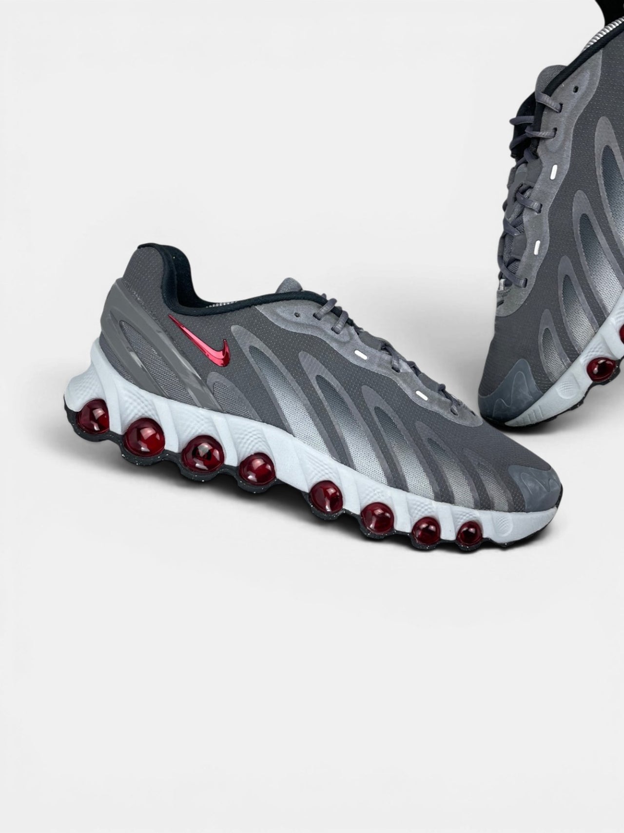 Nike Air Max DN8 “Iron Grey / Bright Crimson” DN8 Grey Crimson — buty sportowe męskie w bardzo dobrym stanie rozmiar 45.5, zewnętrzny panel lewego buta