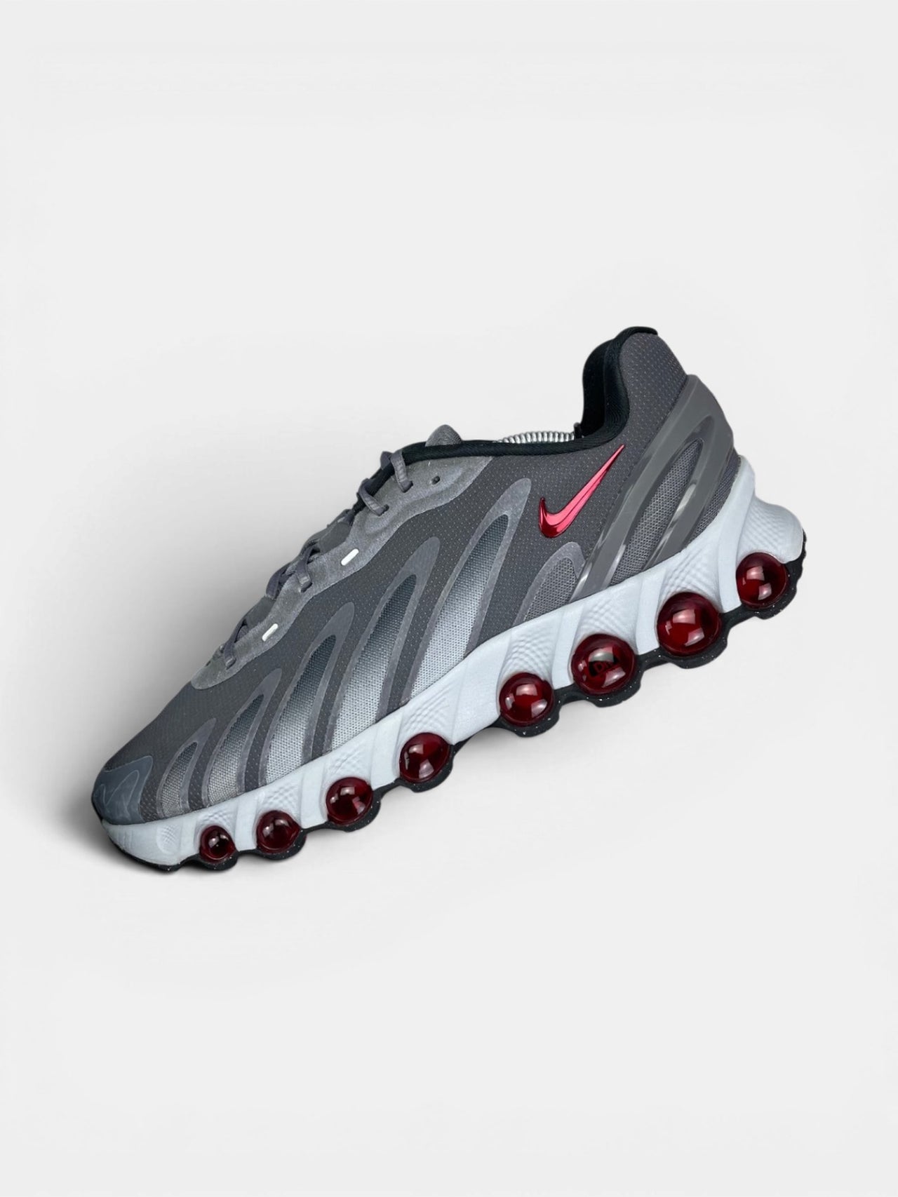 Nike Air Max DN8 “Iron Grey / Bright Crimson” DN8 Grey Crimson — buty sportowe męskie w bardzo dobrym stanie rozmiar 45.5, widok z góry na wewnętrzną stronę butów