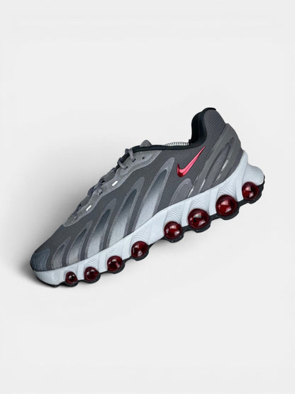 Nike Air Max DN8 “Iron Grey / Bright Crimson” DN8 Grey Crimson — buty sportowe męskie w bardzo dobrym stanie rozmiar 45.5, widok z góry na wewnętrzną stronę butów