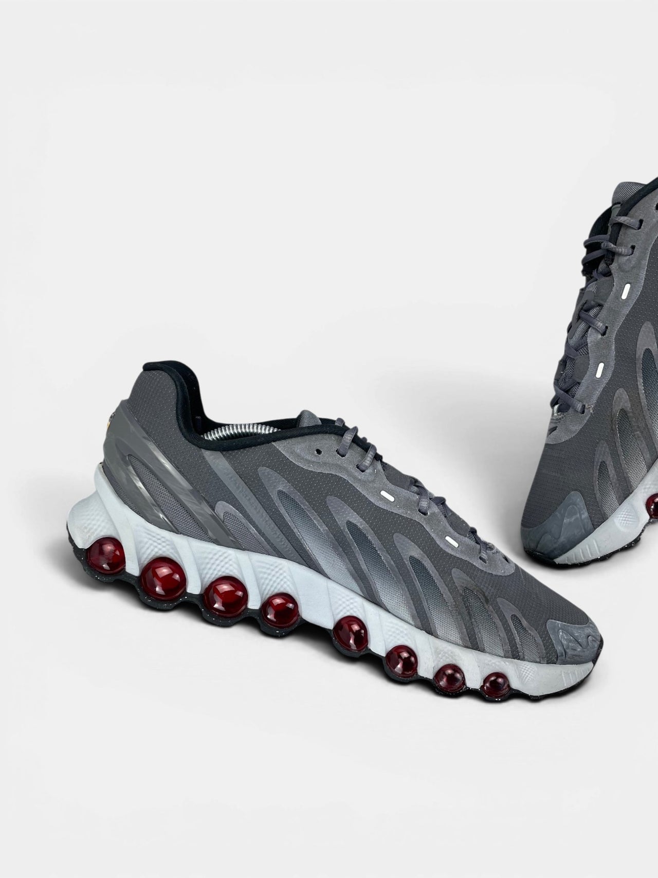 Nike Air Max DN8 “Iron Grey / Bright Crimson” DN8 Grey Crimson — buty sportowe męskie w bardzo dobrym stanie rozmiar 45.5, wewnętrzny panel lewego buta