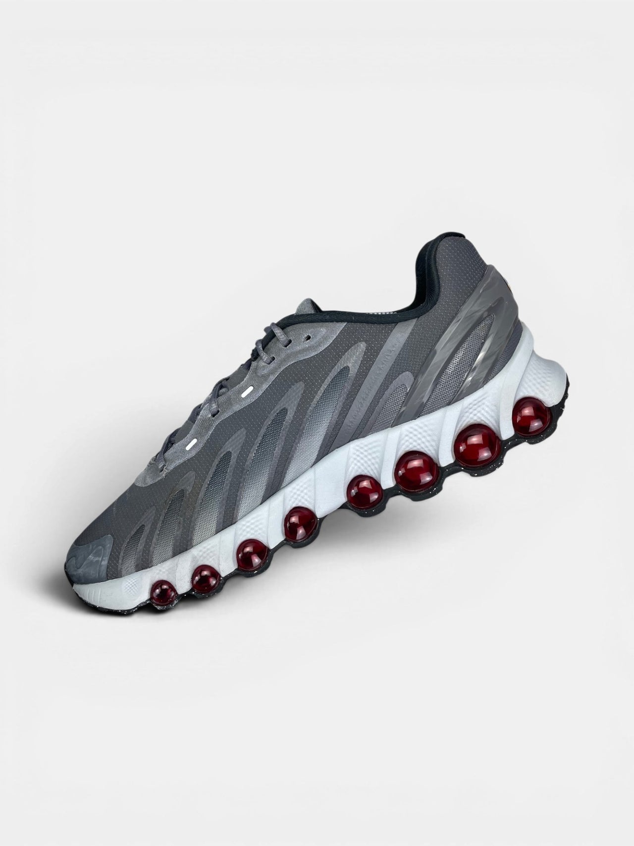 Nike Air Max DN8 “Iron Grey / Bright Crimson” DN8 Grey Crimson — buty sportowe męskie w bardzo dobrym stanie rozmiar 45.5, wewnętrzny panel prawego buta