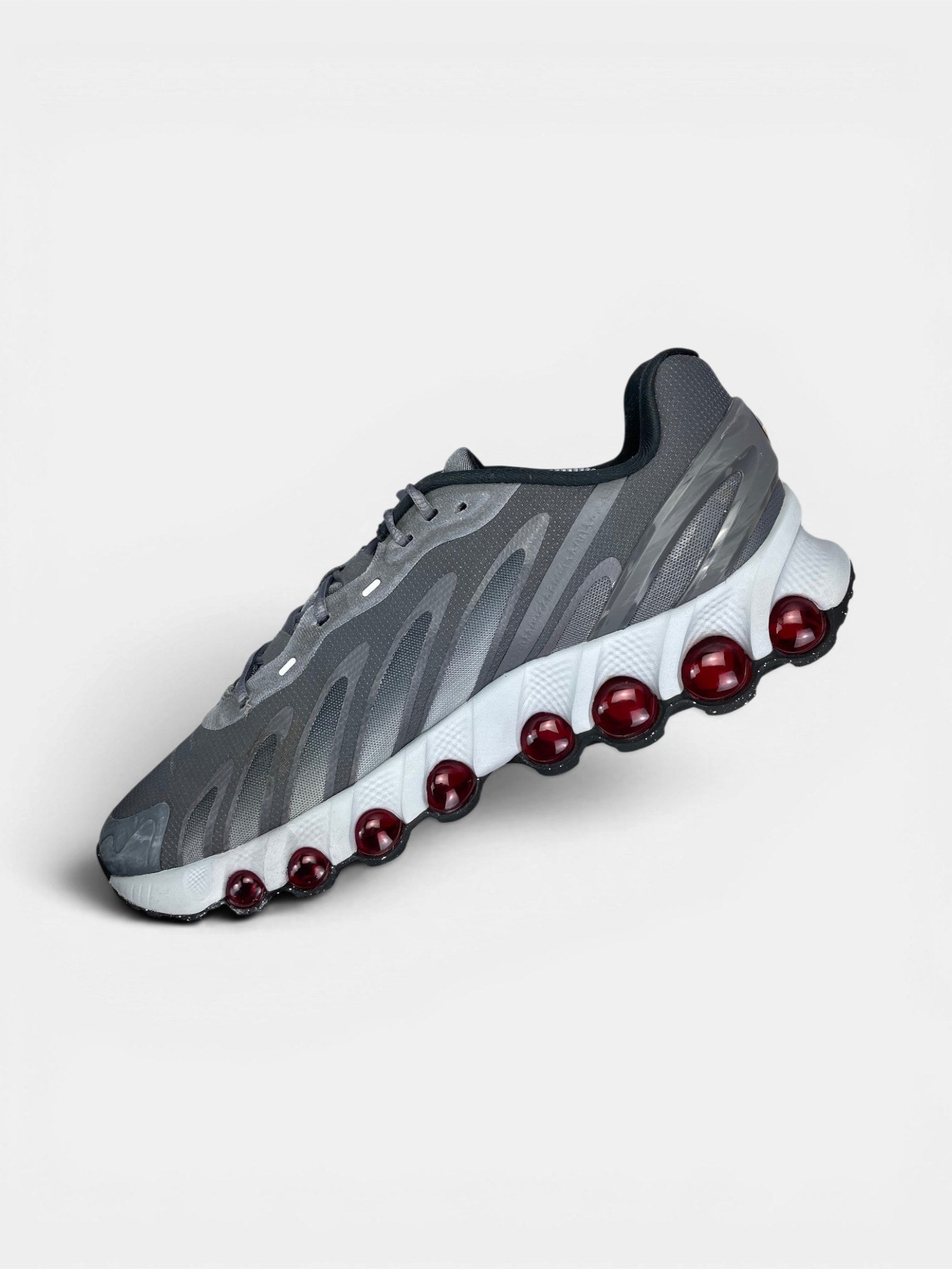 Nike Air Max DN8 “Iron Grey / Bright Crimson” DN8 Grey Crimson — buty sportowe męskie w bardzo dobrym stanie rozmiar 45.5, wewnętrzny panel prawego buta