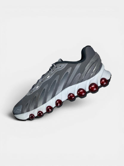 Nike Air Max DN8 “Iron Grey / Bright Crimson” DN8 Grey Crimson — buty sportowe męskie w bardzo dobrym stanie rozmiar 45.5, wewnętrzny panel prawego buta