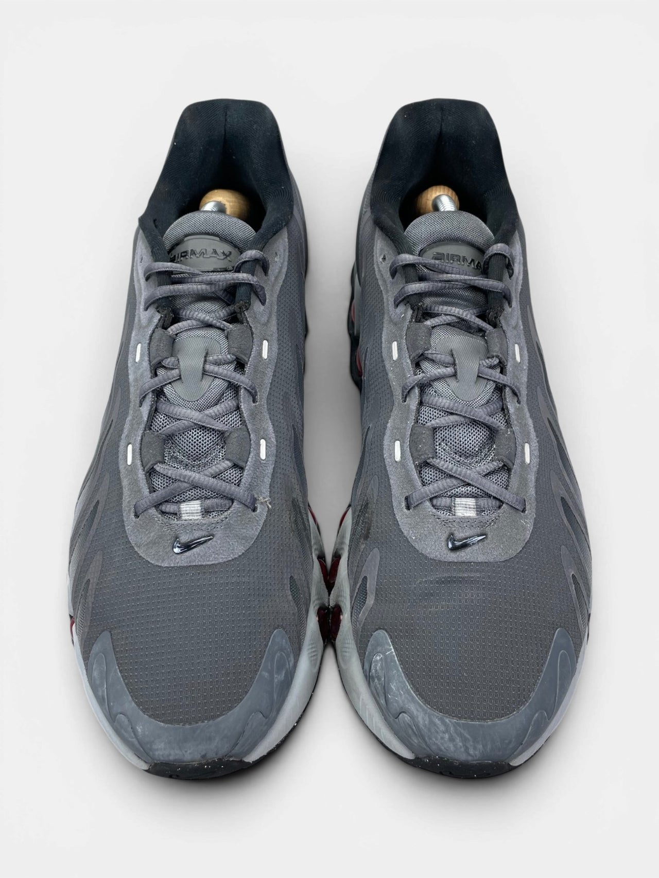 Nike Air Max DN8 “Iron Grey / Bright Crimson” DN8 Grey Crimson — buty sportowe męskie w bardzo dobrym stanie rozmiar 45.5, widok z góry