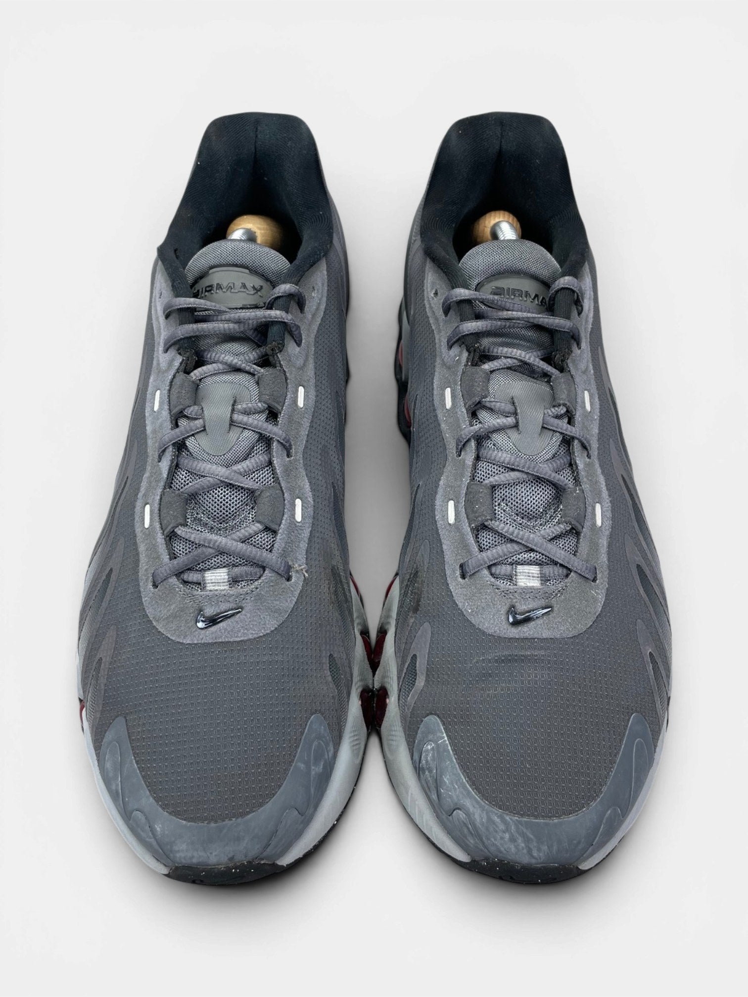 Nike Air Max DN8 “Iron Grey / Bright Crimson” DN8 Grey Crimson — buty sportowe męskie w bardzo dobrym stanie rozmiar 45.5, widok z góry