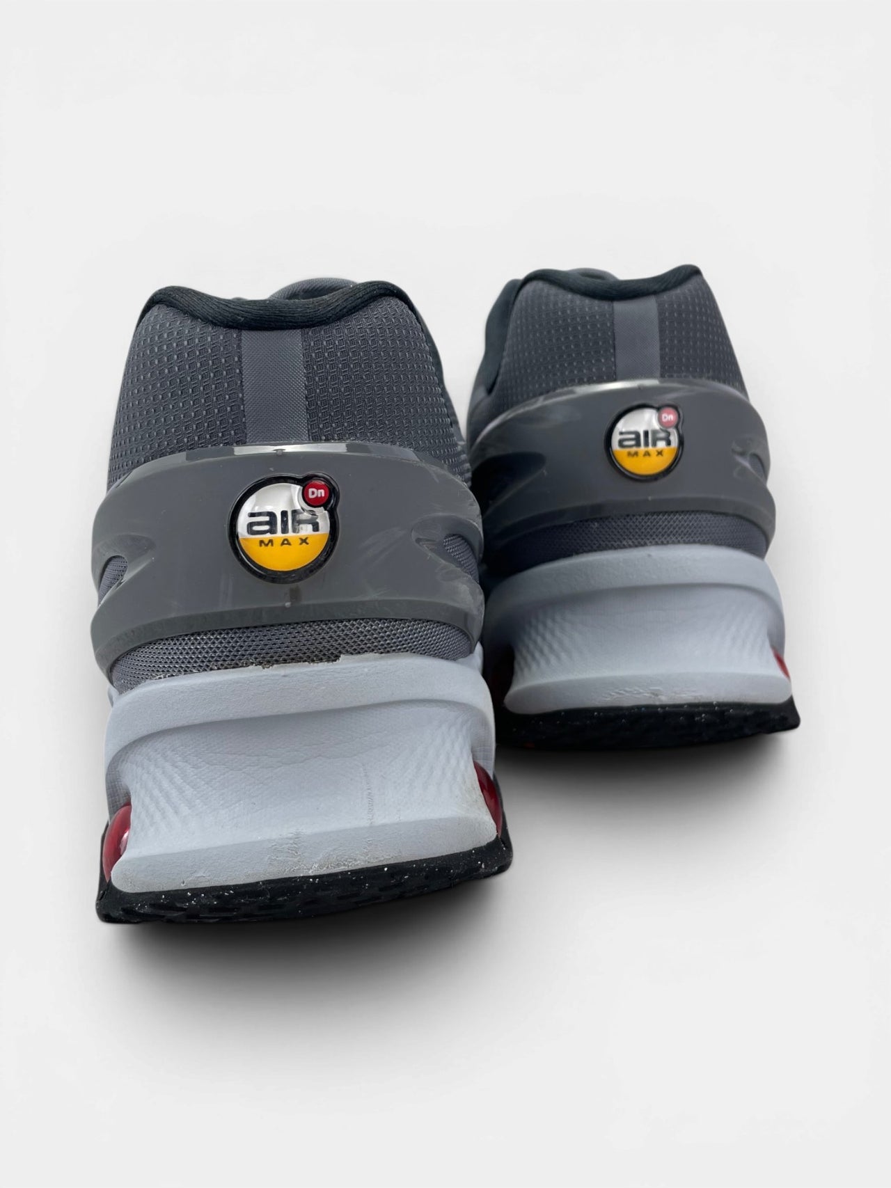 Nike Air Max DN8 “Iron Grey / Bright Crimson” DN8 Grey Crimson — buty sportowe męskie w bardzo dobrym stanie rozmiar 45.5, widok z tyłu