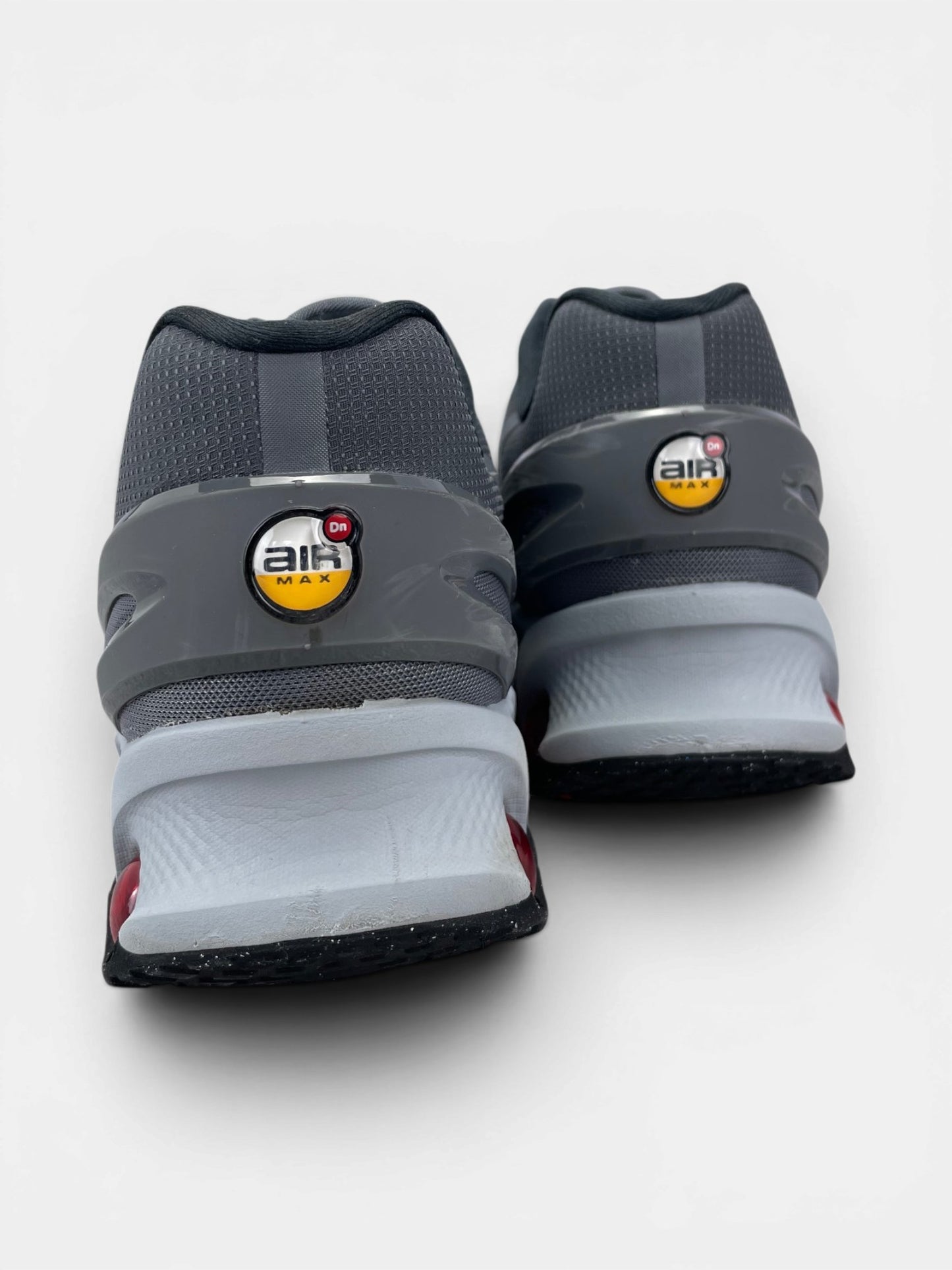 Nike Air Max DN8 “Iron Grey / Bright Crimson” DN8 Grey Crimson — buty sportowe męskie w bardzo dobrym stanie rozmiar 45.5, widok z tyłu
