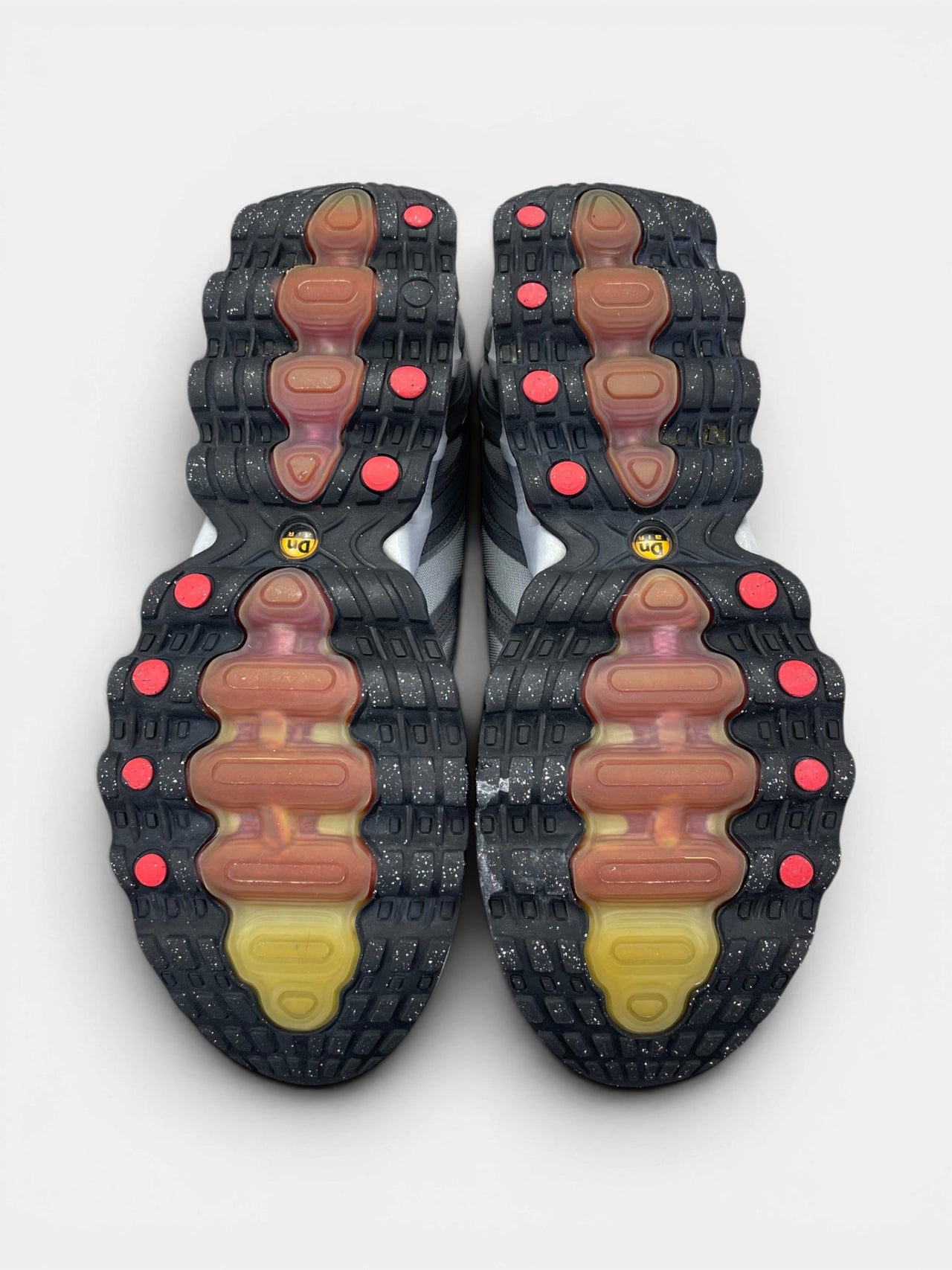 Nike Air Max DN8 “Iron Grey / Bright Crimson” DN8 Grey Crimson — buty sportowe męskie w bardzo dobrym stanie rozmiar 45.5, podeszwa